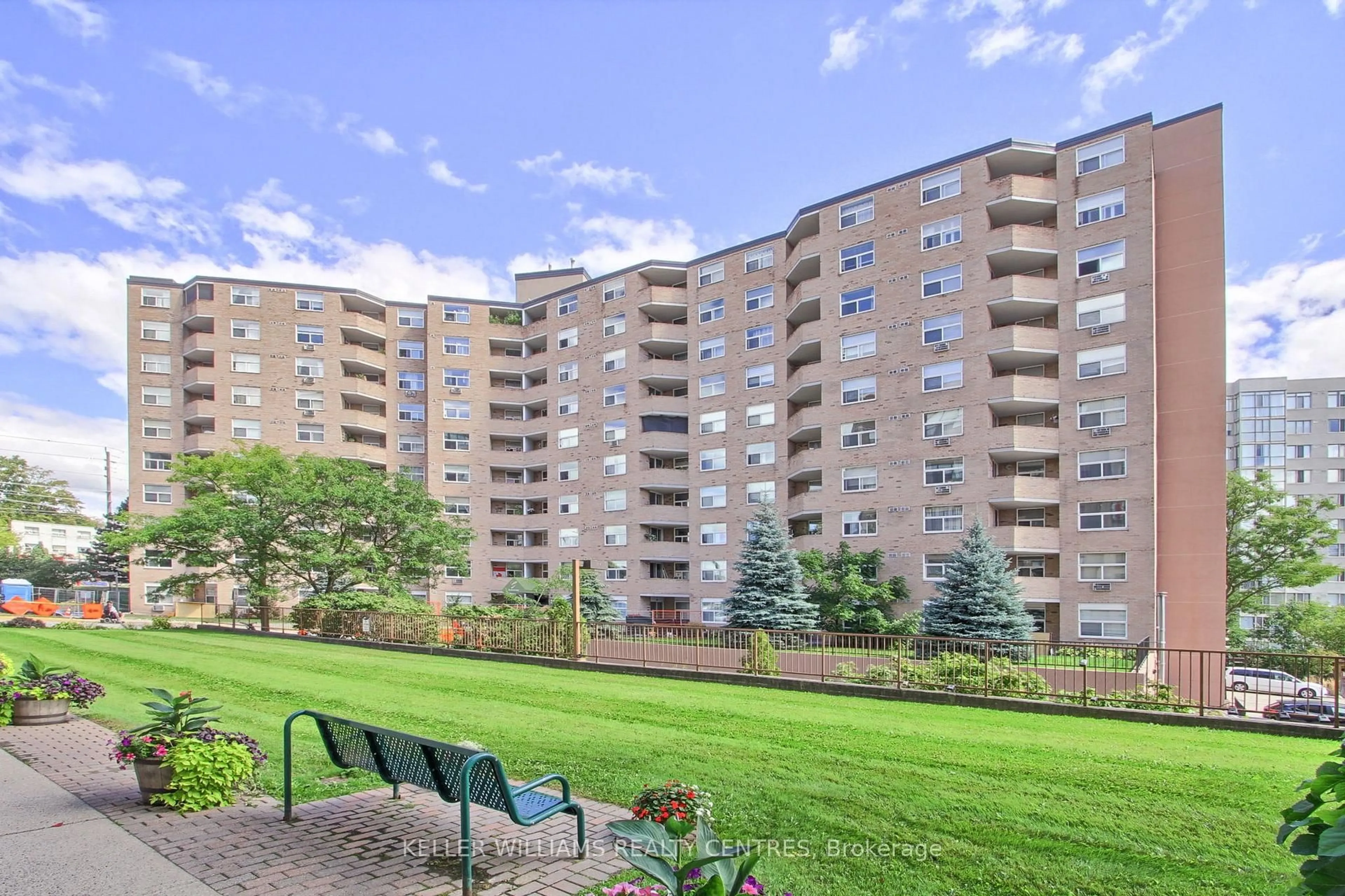 Patio, unknown for 260 Davis Dr #408, Newmarket Ontario L3Y 7C3