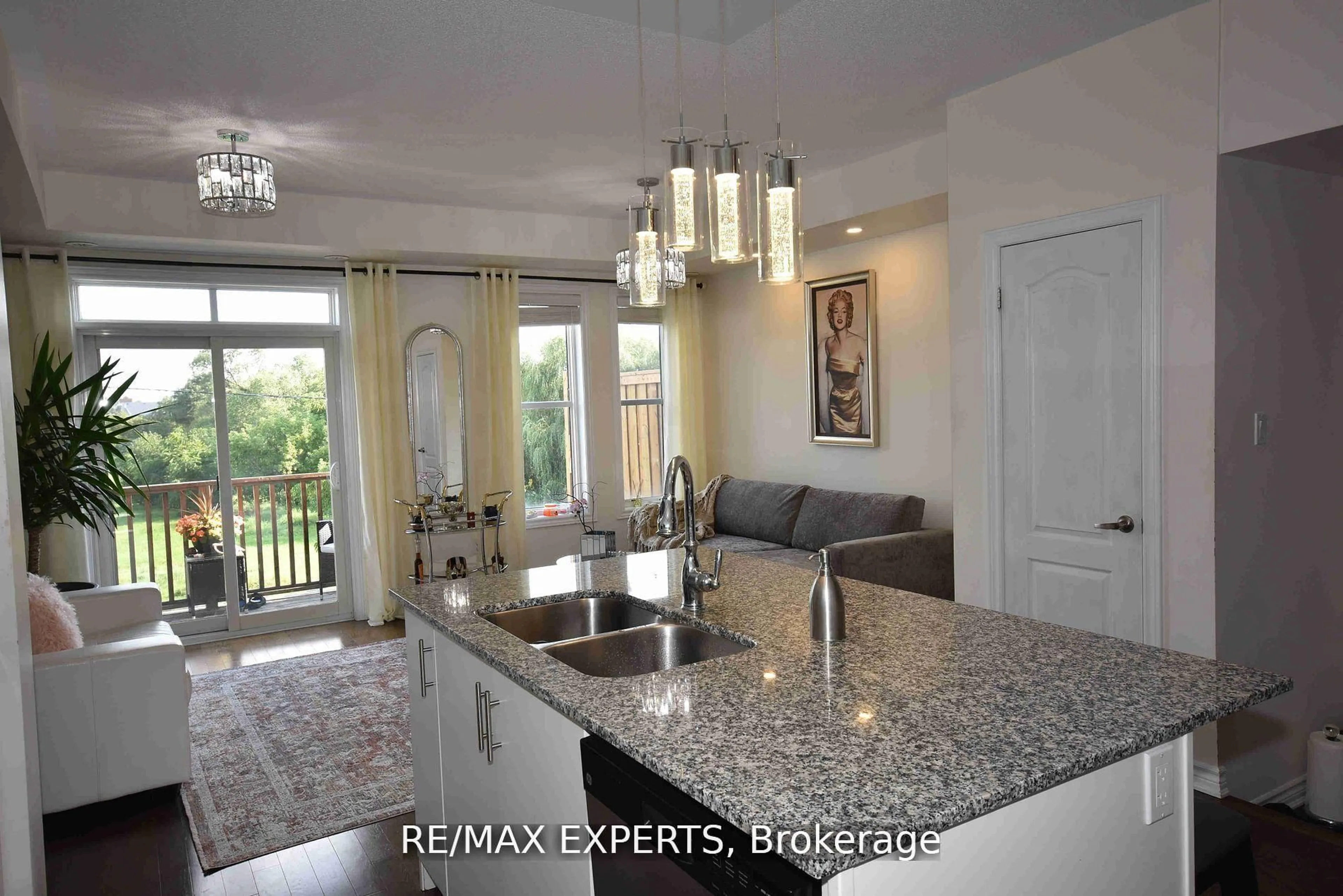 Open concept kitchen, ceramic/tile floor for 11 City Park Circ, Vaughan Ontario L4L 0H2