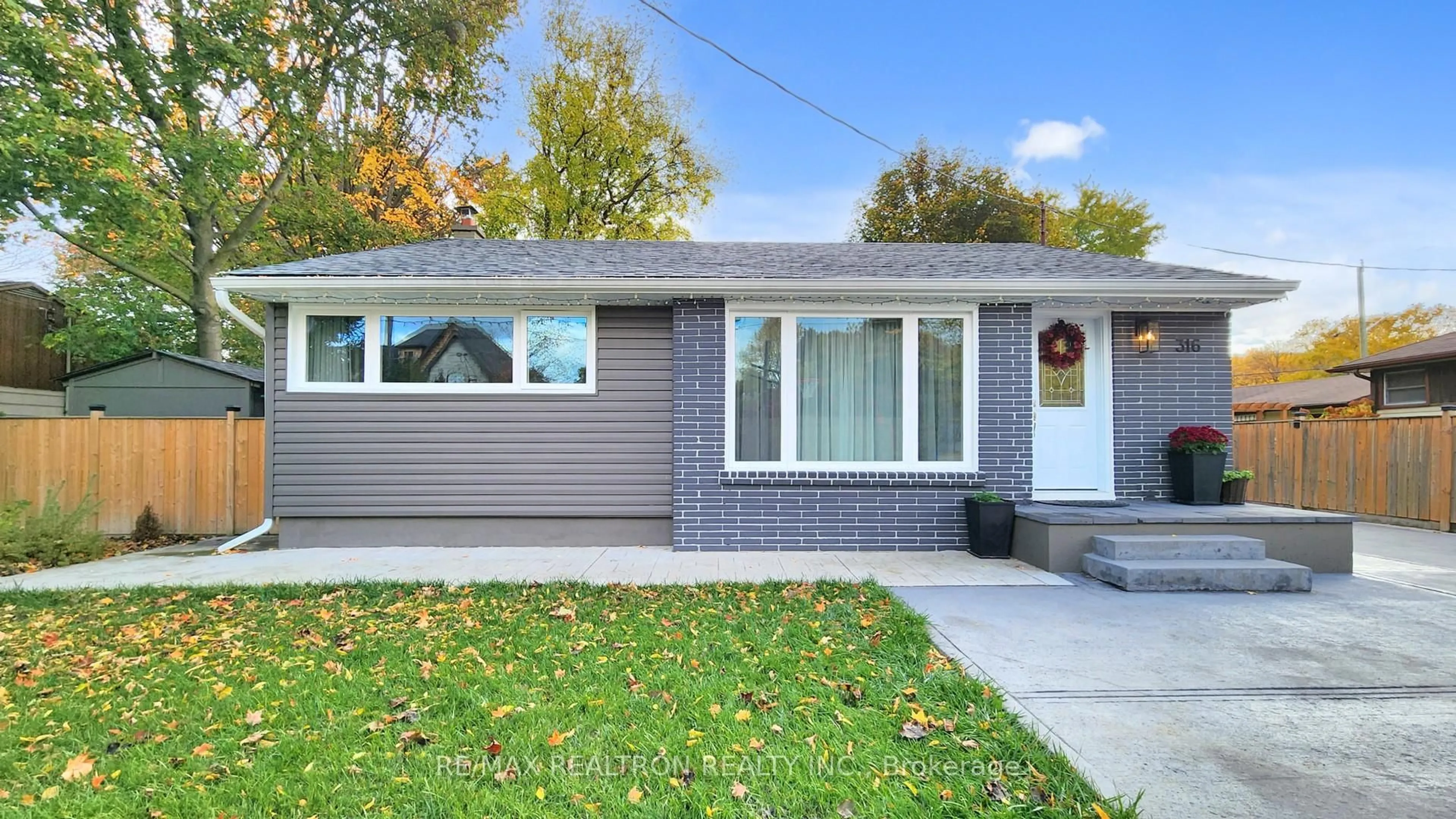 Home with vinyl exterior material, street for 316 Penn Ave, Newmarket Ontario L3Y 2S8