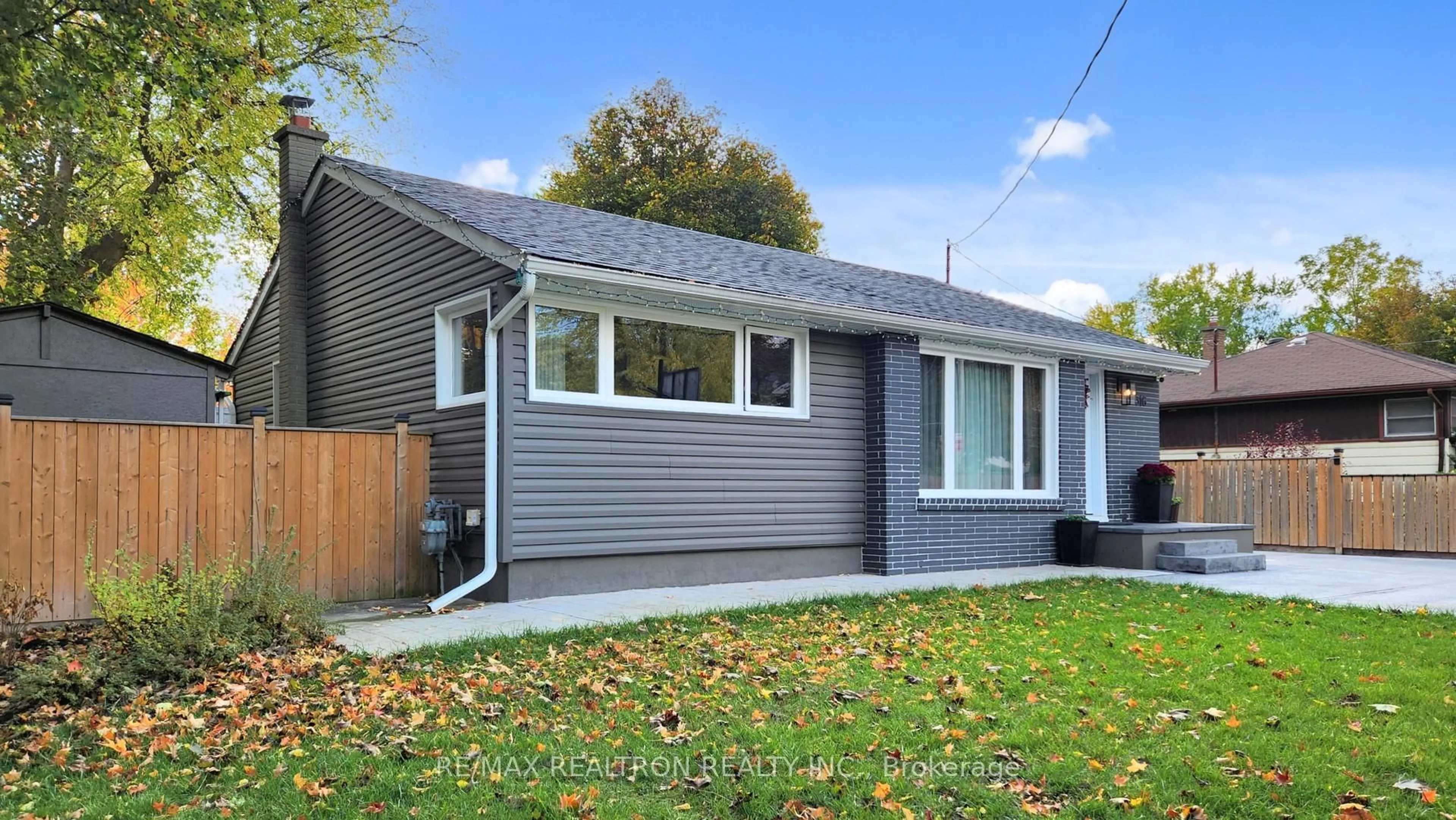 Home with vinyl exterior material, street for 316 Penn Ave, Newmarket Ontario L3Y 2S8