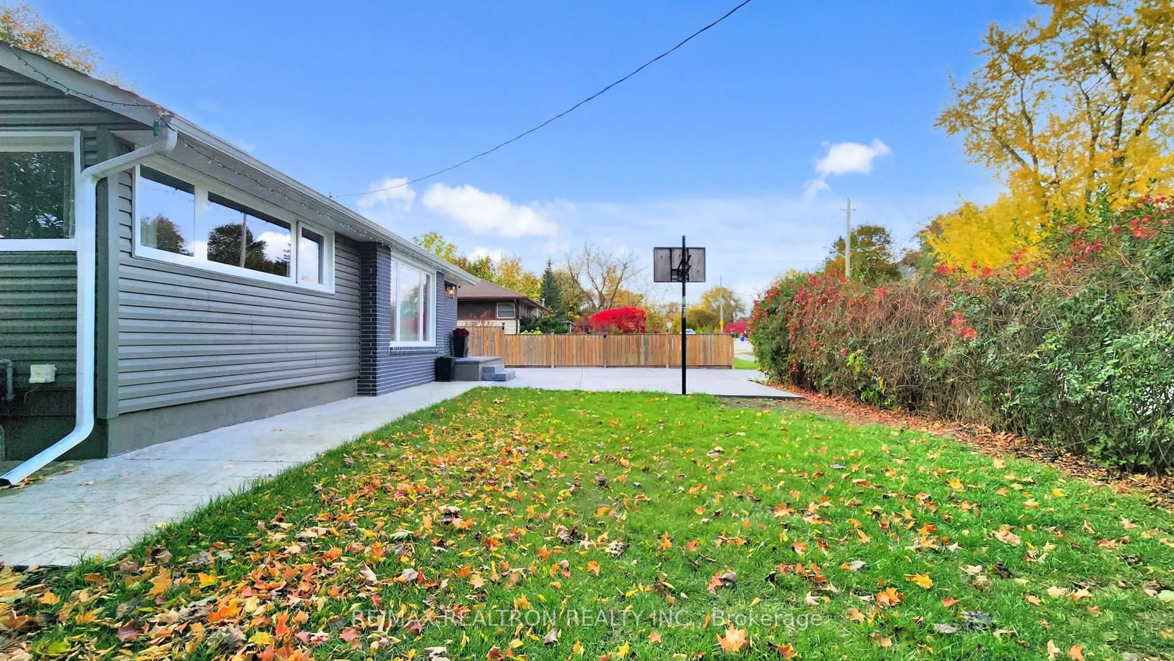Patio, street for 316 Penn Ave, Newmarket Ontario L3Y 2S8