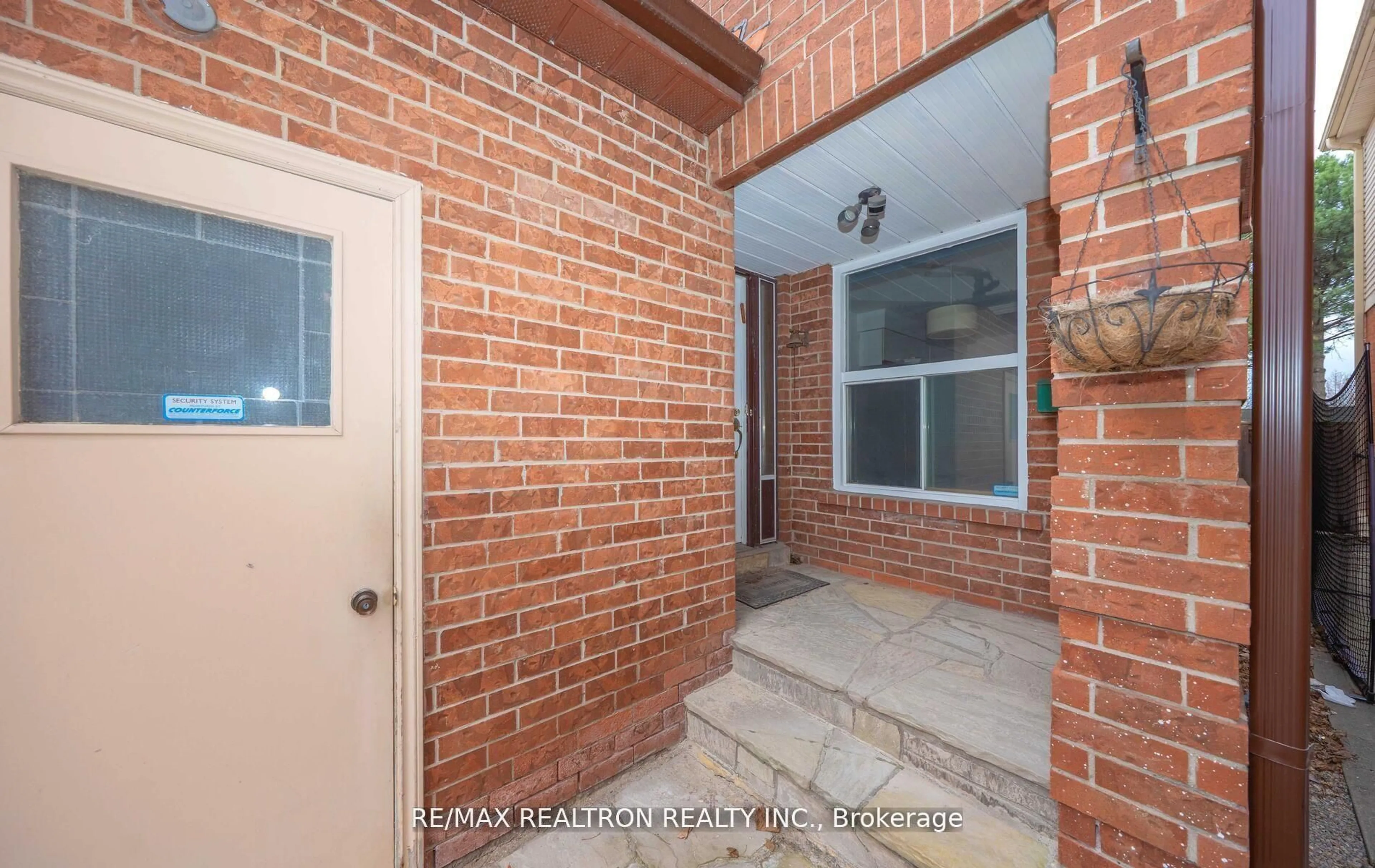 Indoor entryway for 177 North Meadow Cres, Vaughan Ontario L4J 3C4