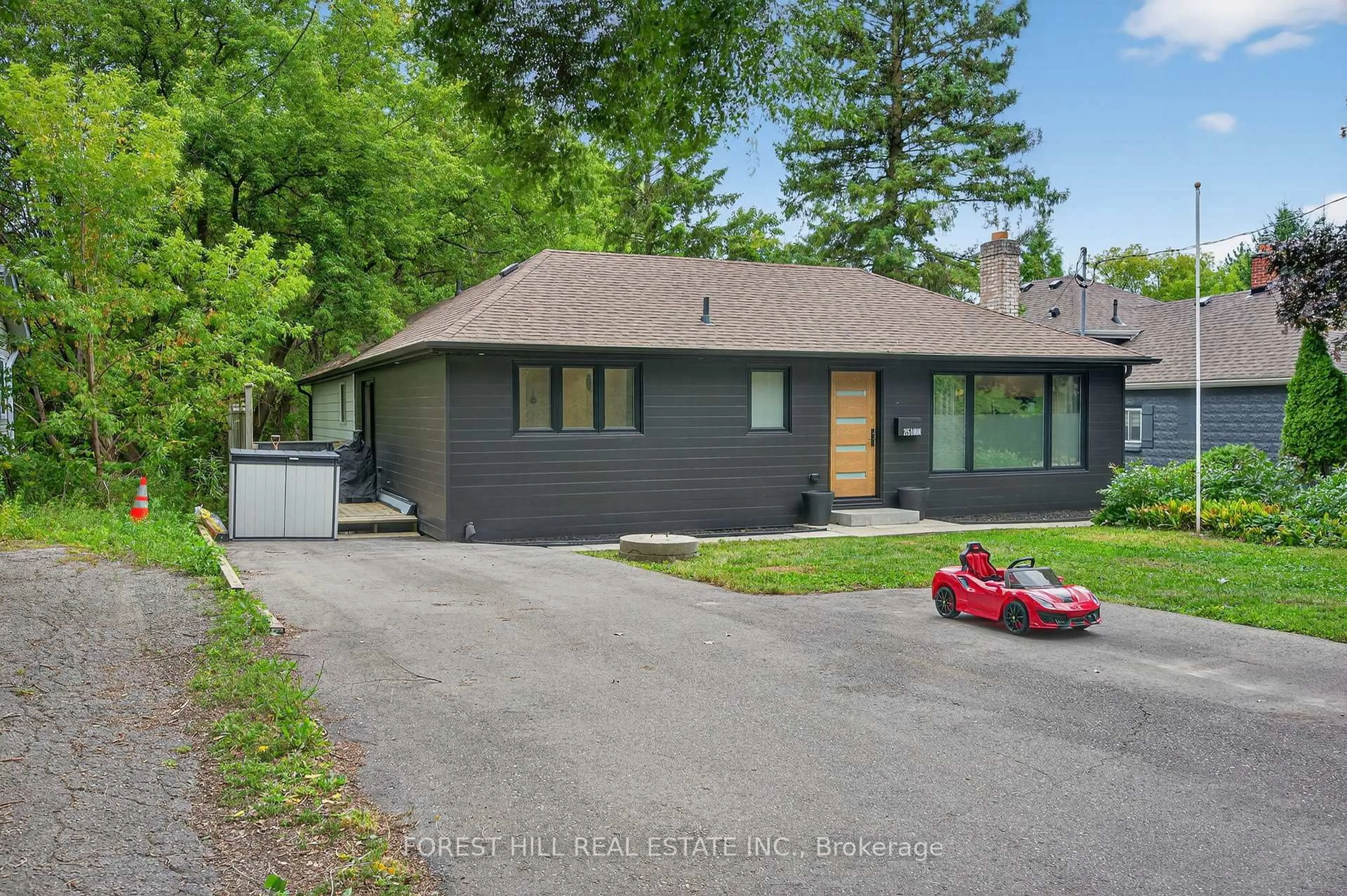 Unknown for 215 MAIN St, Newmarket Ontario L3Y 9B1