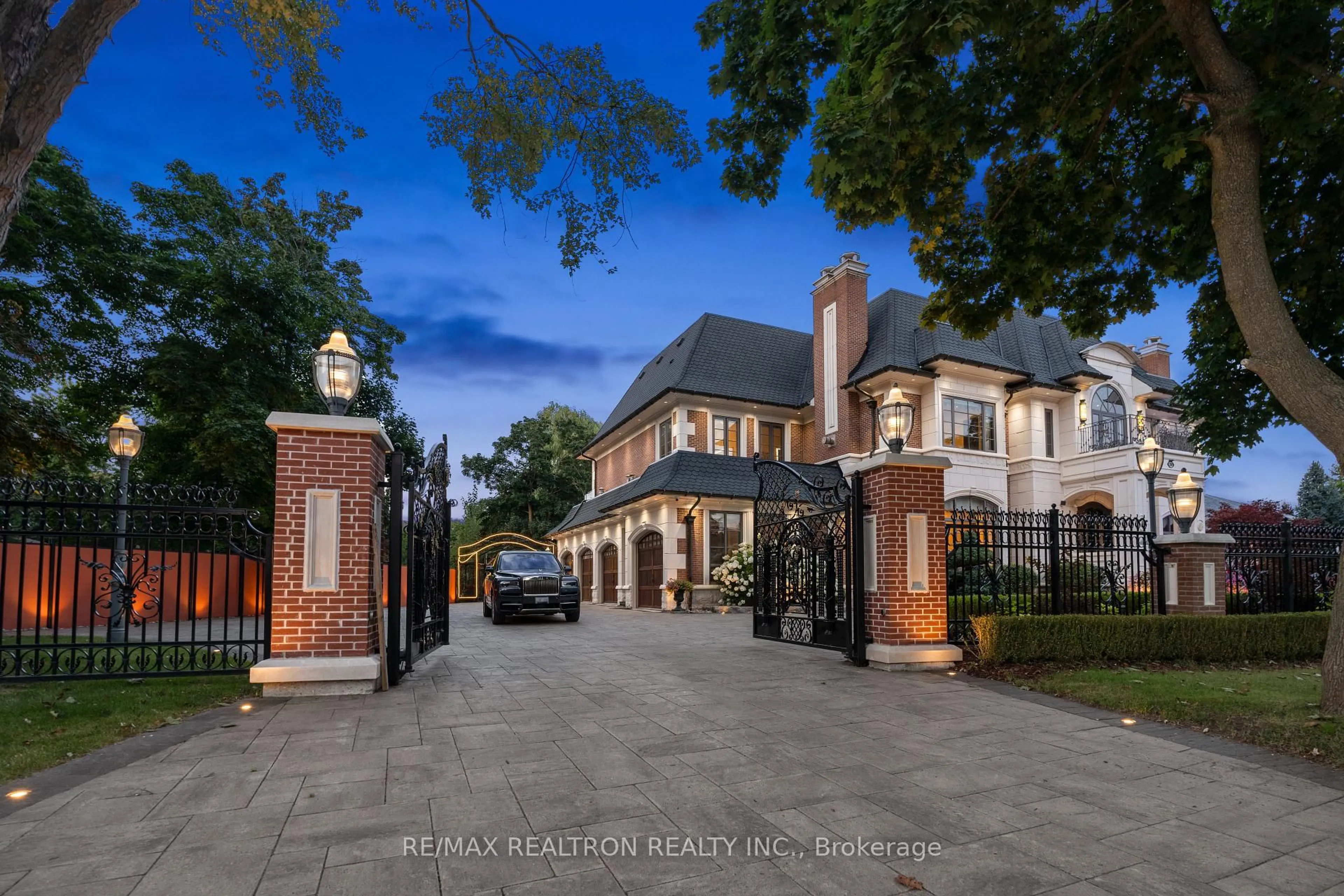Indoor foyer for 20 Bryson Dr, Richmond Hill Ontario L4C 6E3