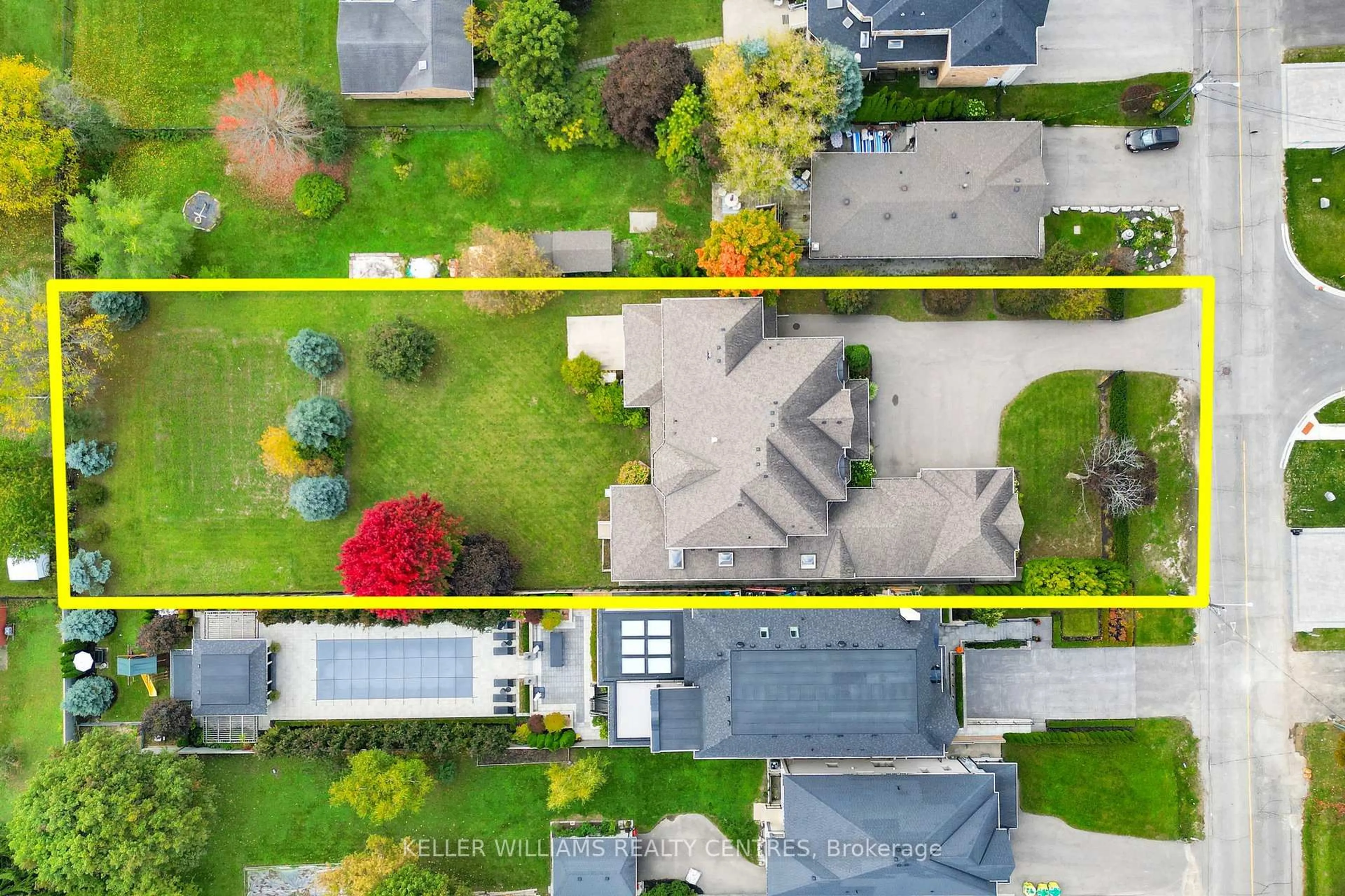 A pic from outside/outdoor area/front of a property/back of a property/a pic from drone, street for 33 Maple Grove Ave, Richmond Hill Ontario L4E 2V1