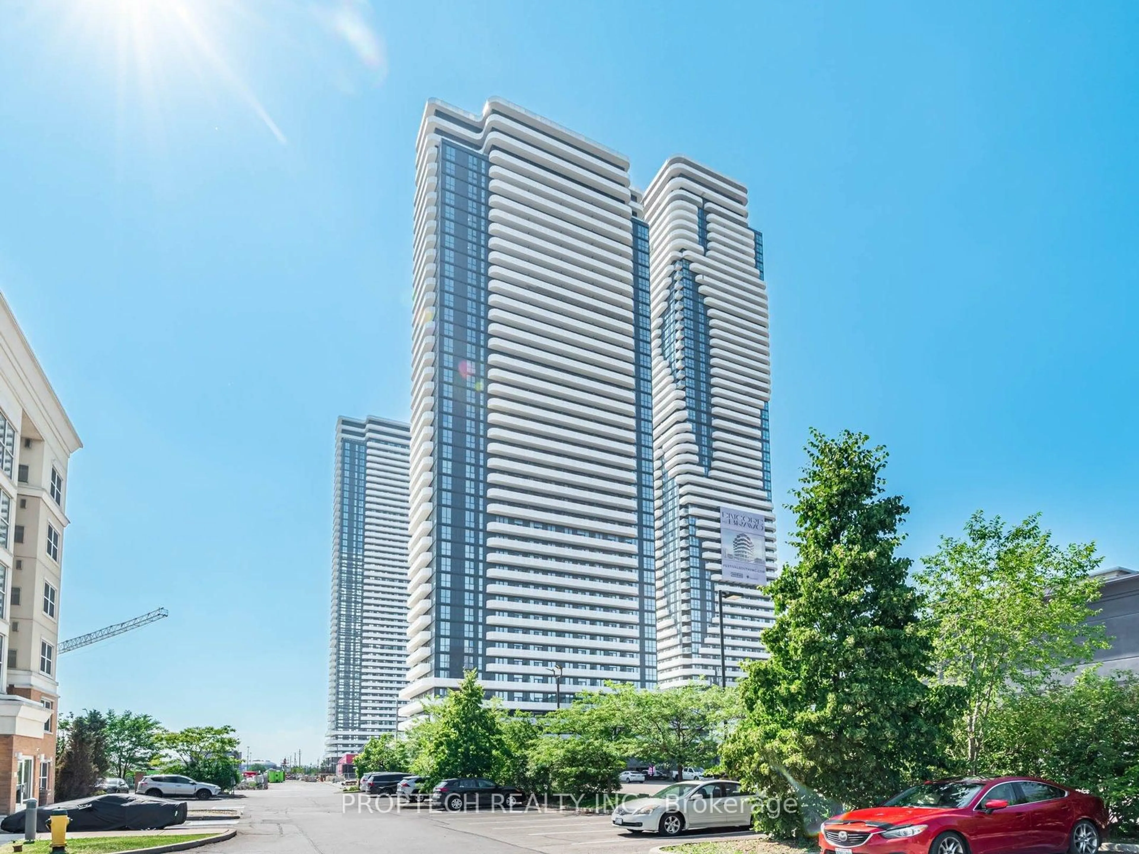 Indoor foyer for 28 Interchange Way, Vaughan Ontario L4K 0P8