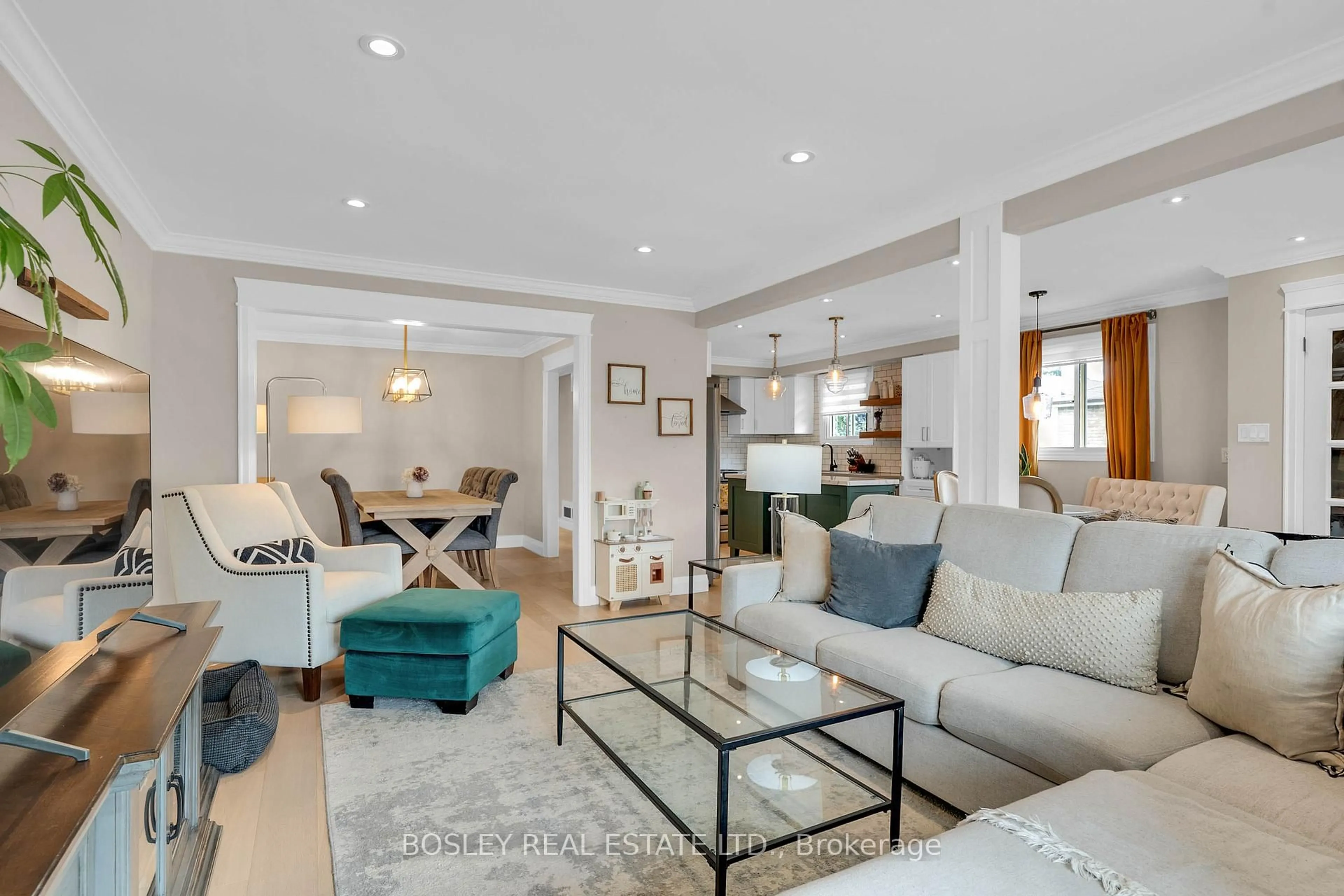 Living room with furniture, unknown for 409 Colborne St, Bradford West Gwillimbury Ontario L3Z 2E5