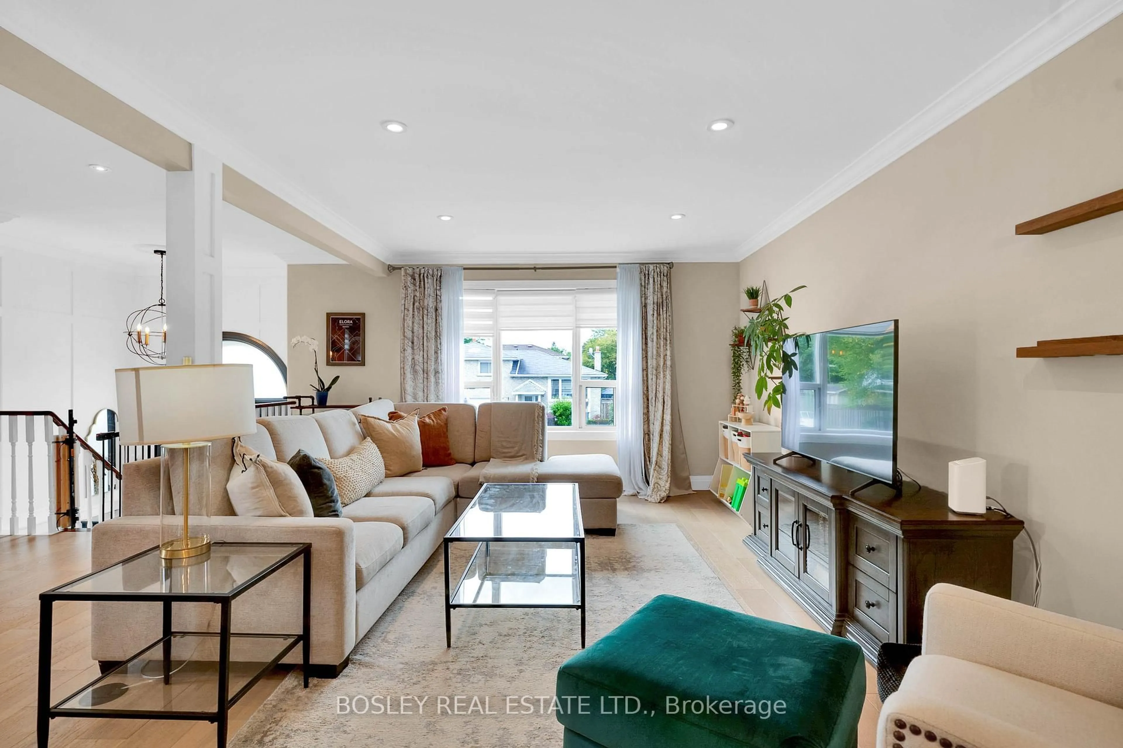 Living room with furniture, unknown for 409 Colborne St, Bradford West Gwillimbury Ontario L3Z 2E5