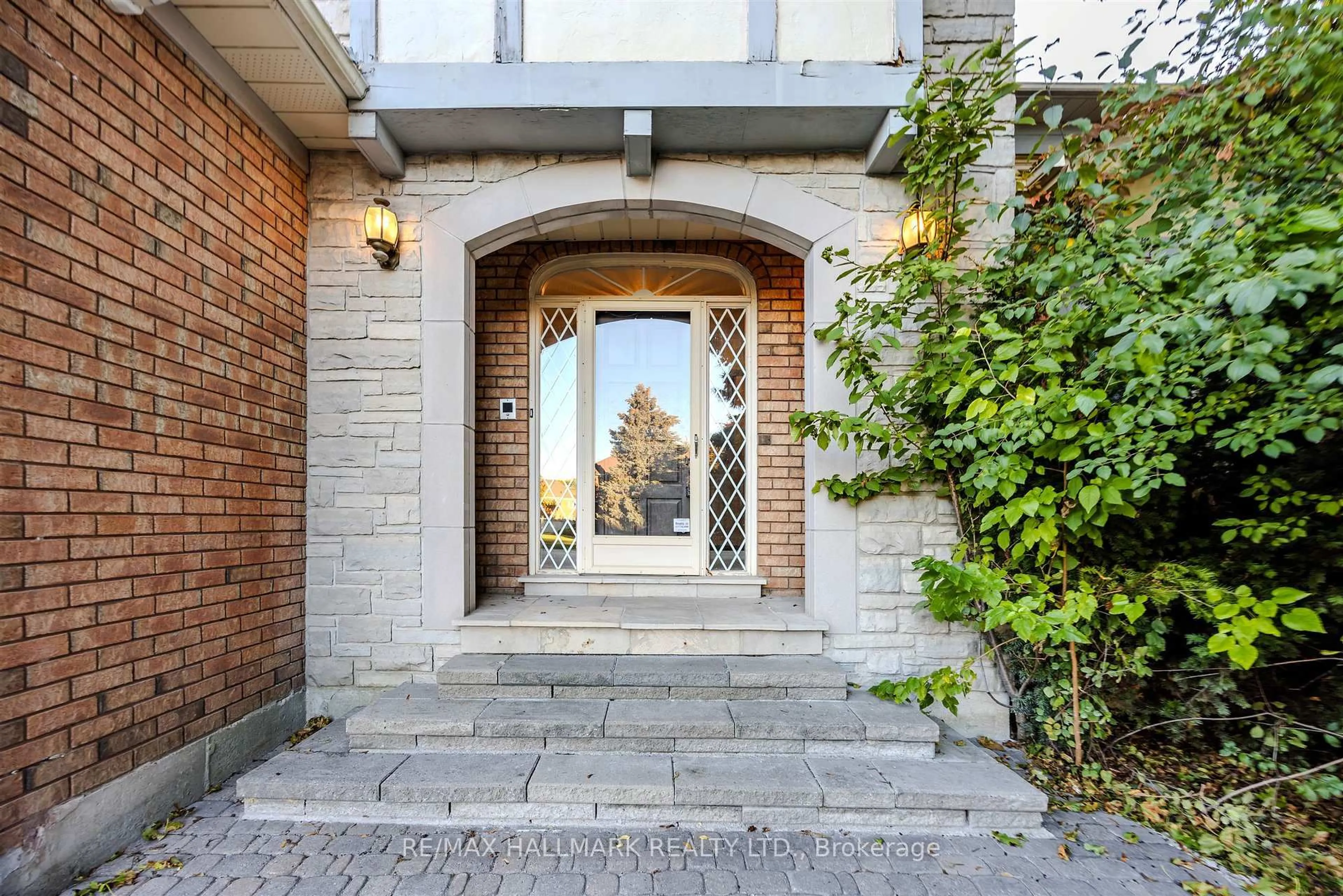 Indoor foyer for 69 King's Cross Ave, Richmond Hill Ontario L4B 2T2