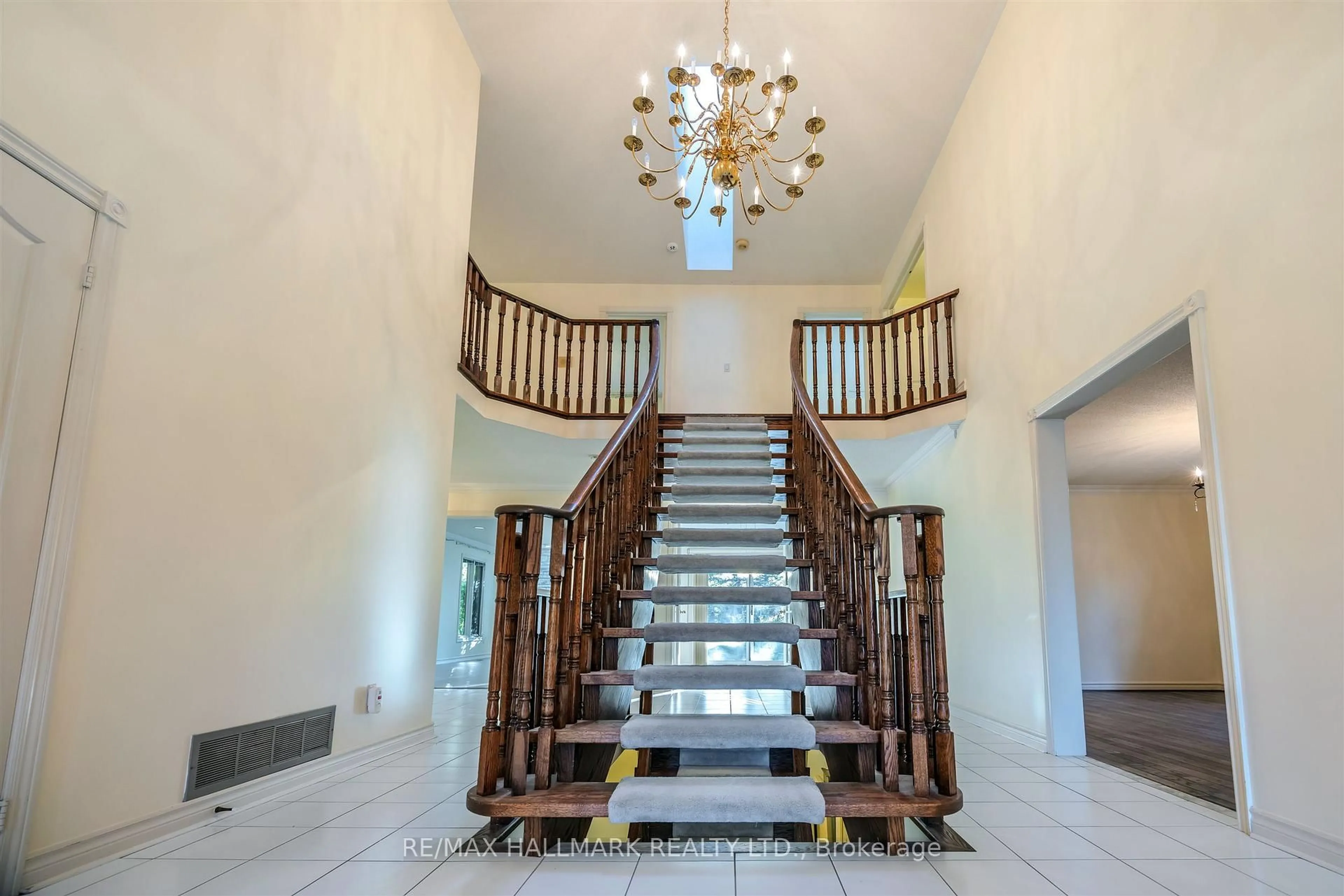 Indoor foyer for 69 King's Cross Ave, Richmond Hill Ontario L4B 2T2