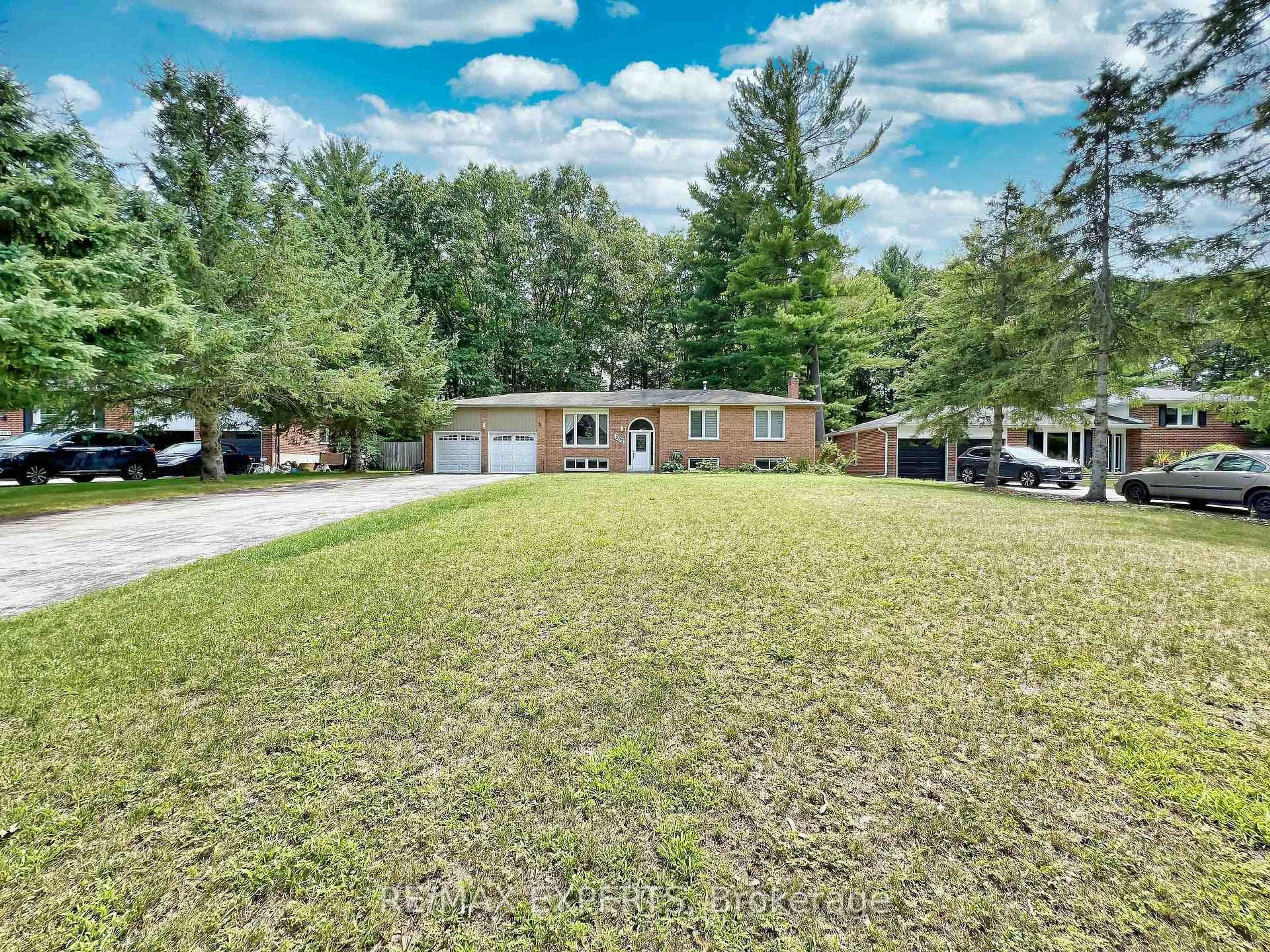 A pic from outside/outdoor area/front of a property/back of a property/a pic from drone, unknown for 203 Park Ave, East Gwillimbury Ontario L9N 1J7