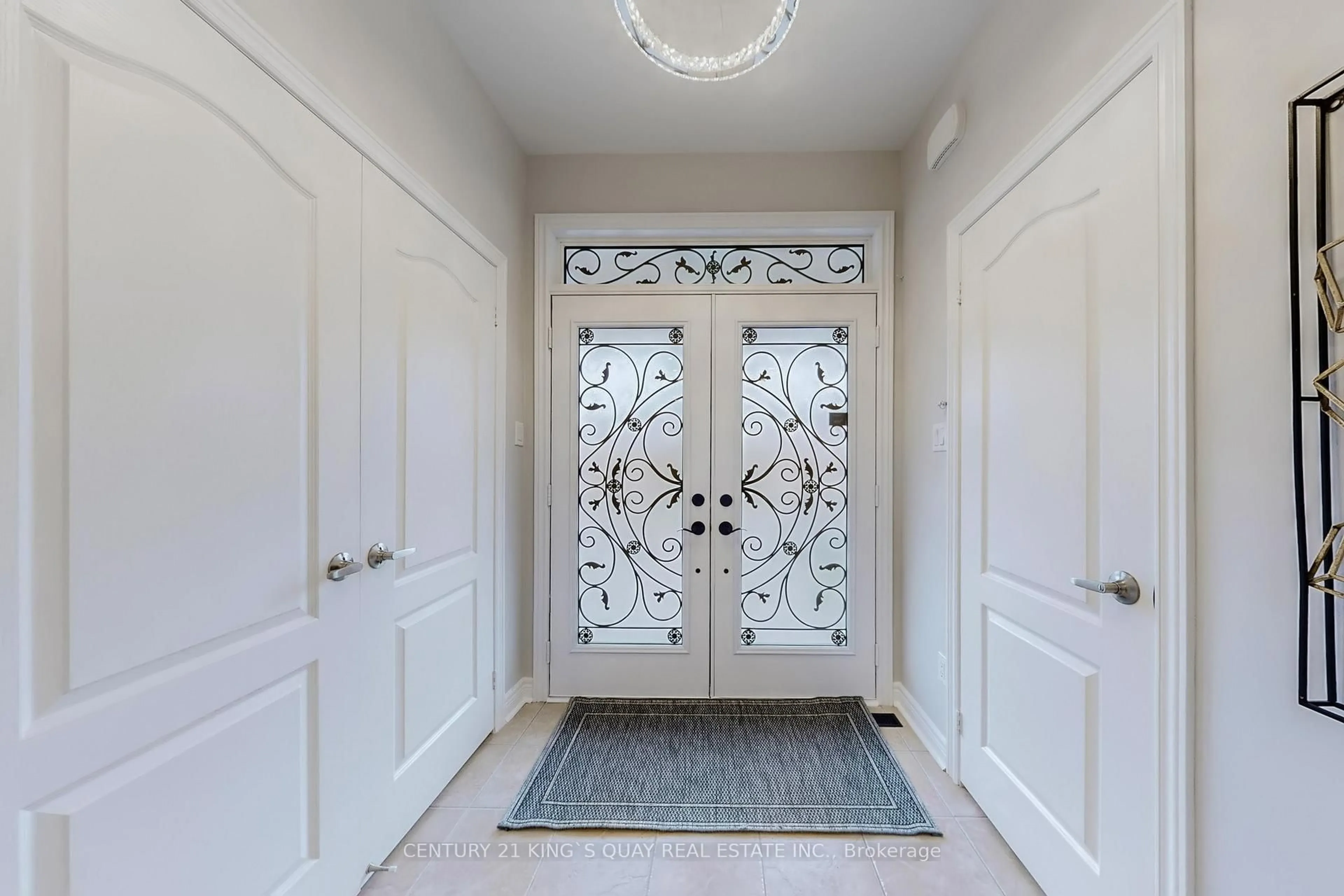 Indoor entryway for 18 Edgehill Ave, Whitchurch-Stouffville Ontario L4A 0V4