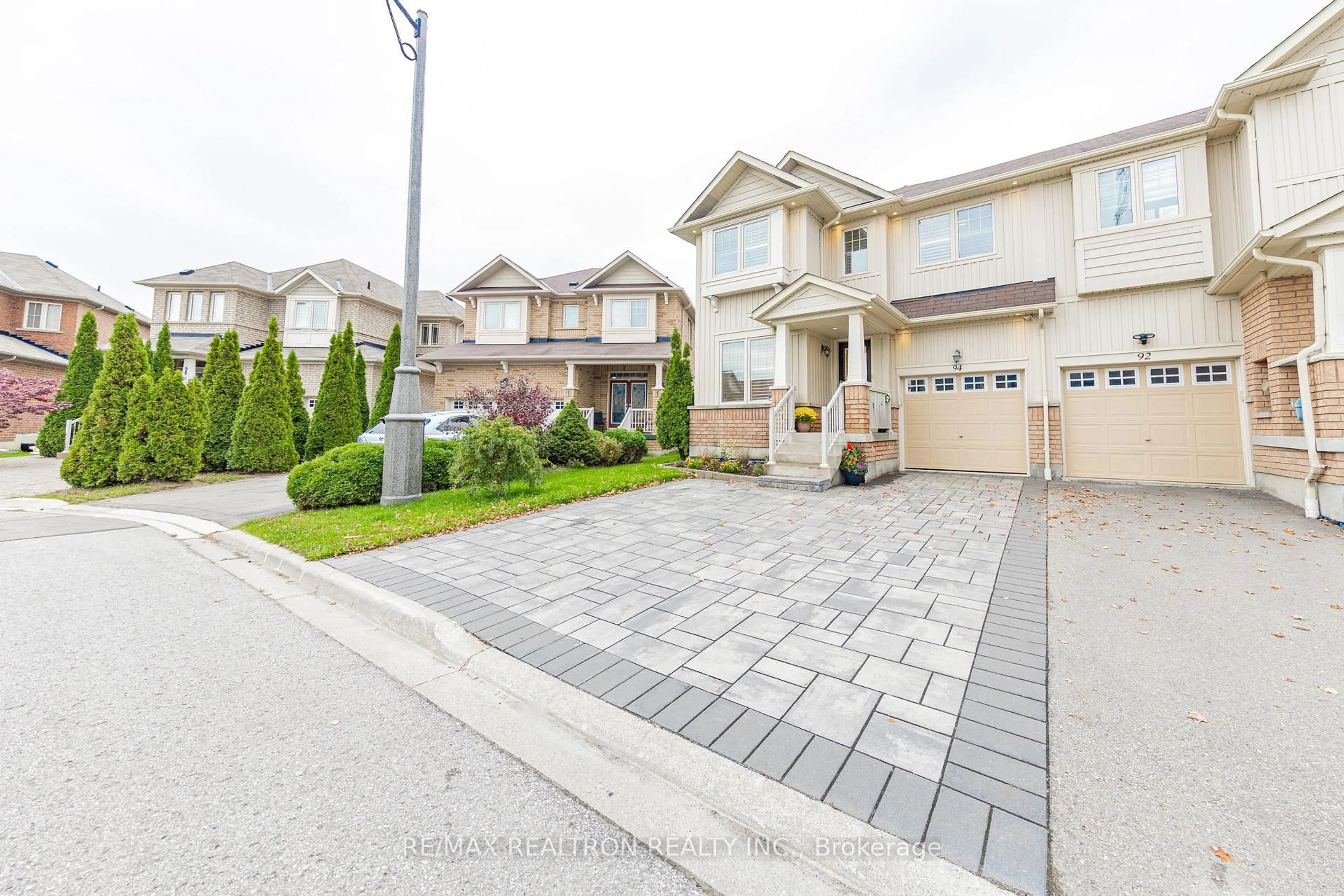 A pic from outside/outdoor area/front of a property/back of a property/a pic from drone, street for 94 Stoyell Dr, Richmond Hill Ontario L4E 0M8