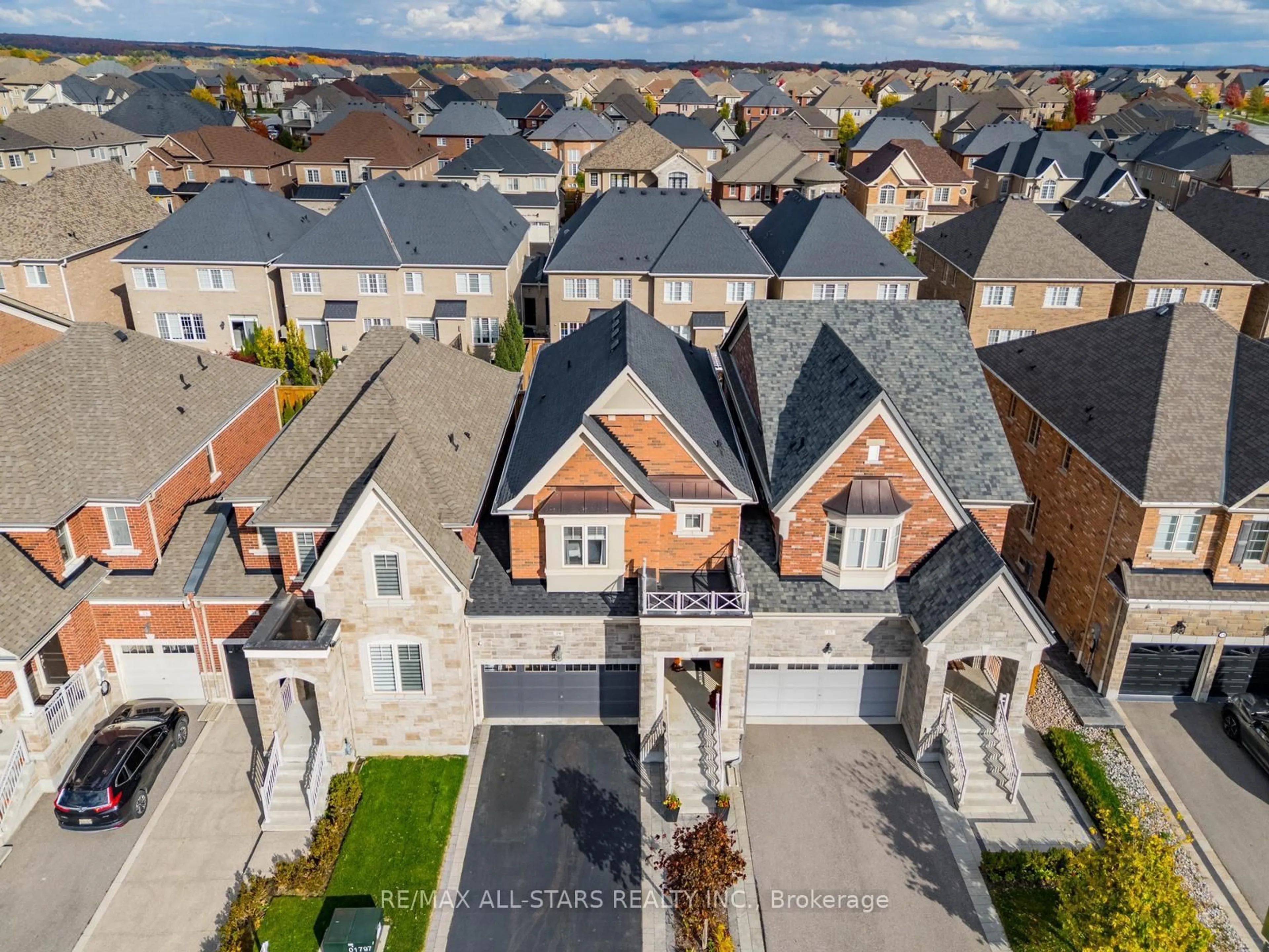 A pic from outside/outdoor area/front of a property/back of a property/a pic from drone, street for 19 Kettle Valley Tr, King Ontario L7B 0N3