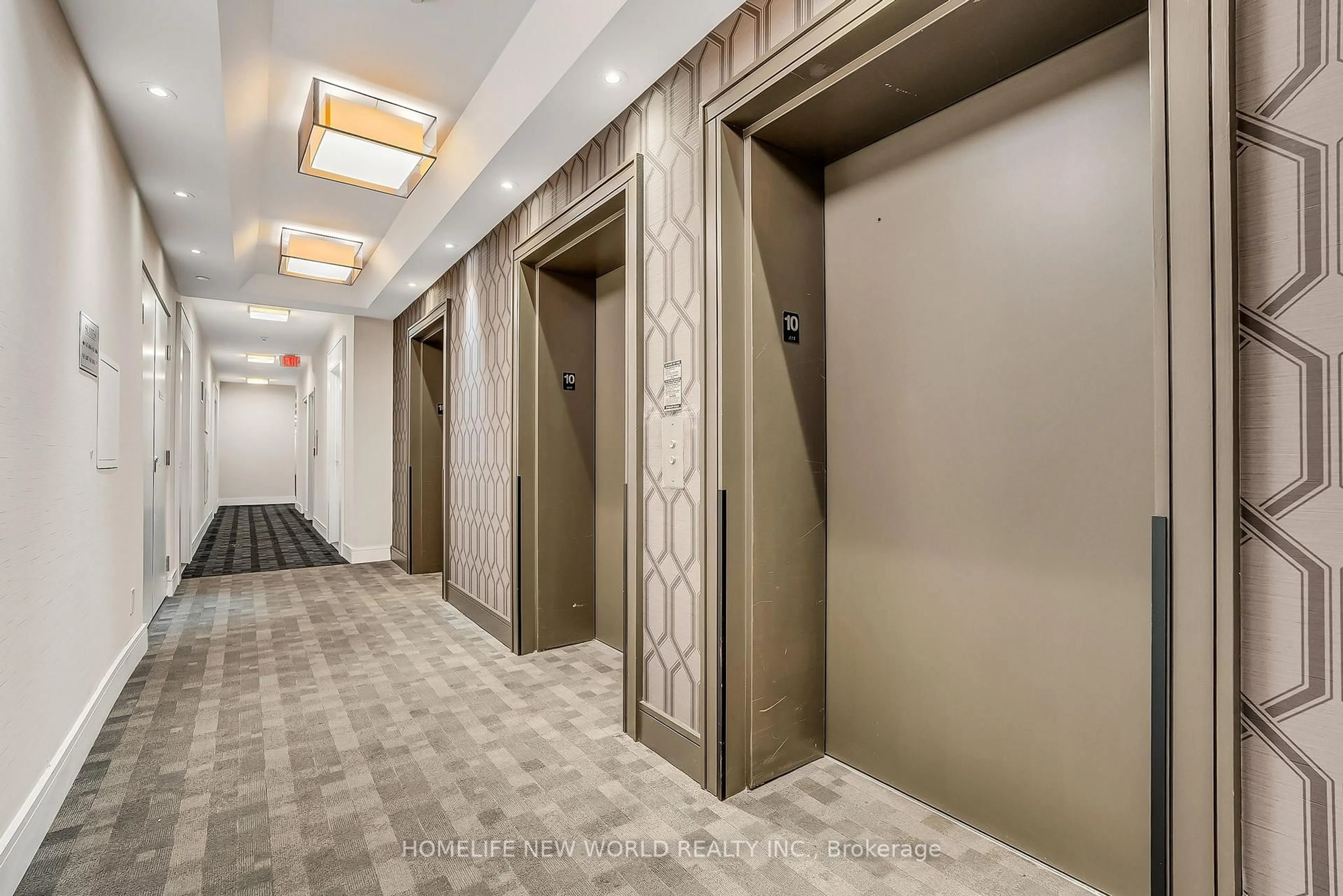 Indoor foyer for 9205 Yonge St #1004, Richmond Hill Ontario L4C 1V5