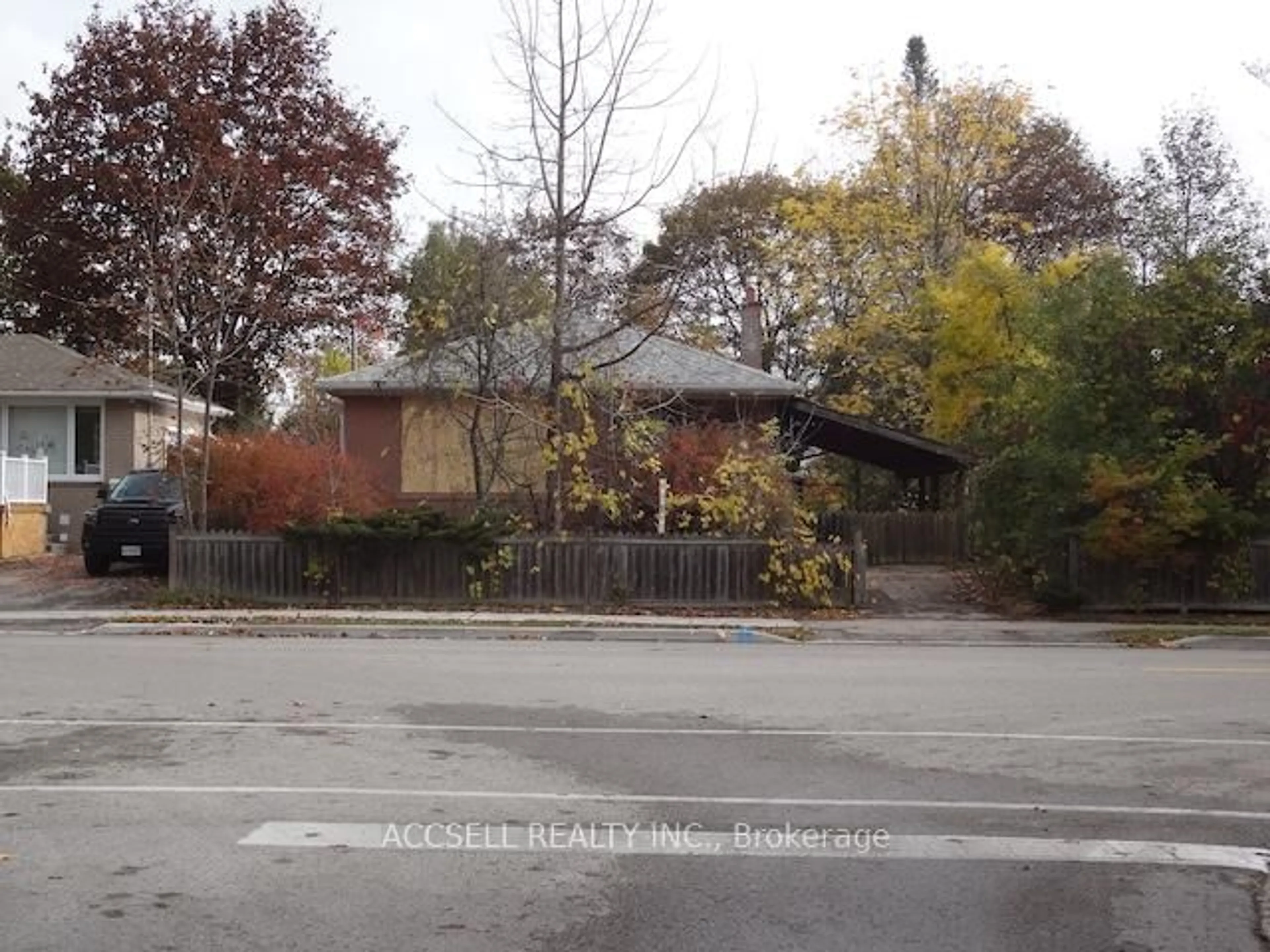 A pic from outside/outdoor area/front of a property/back of a property/a pic from drone, street for 141 Harrison Dr, Newmarket Ontario L3Y 4P5