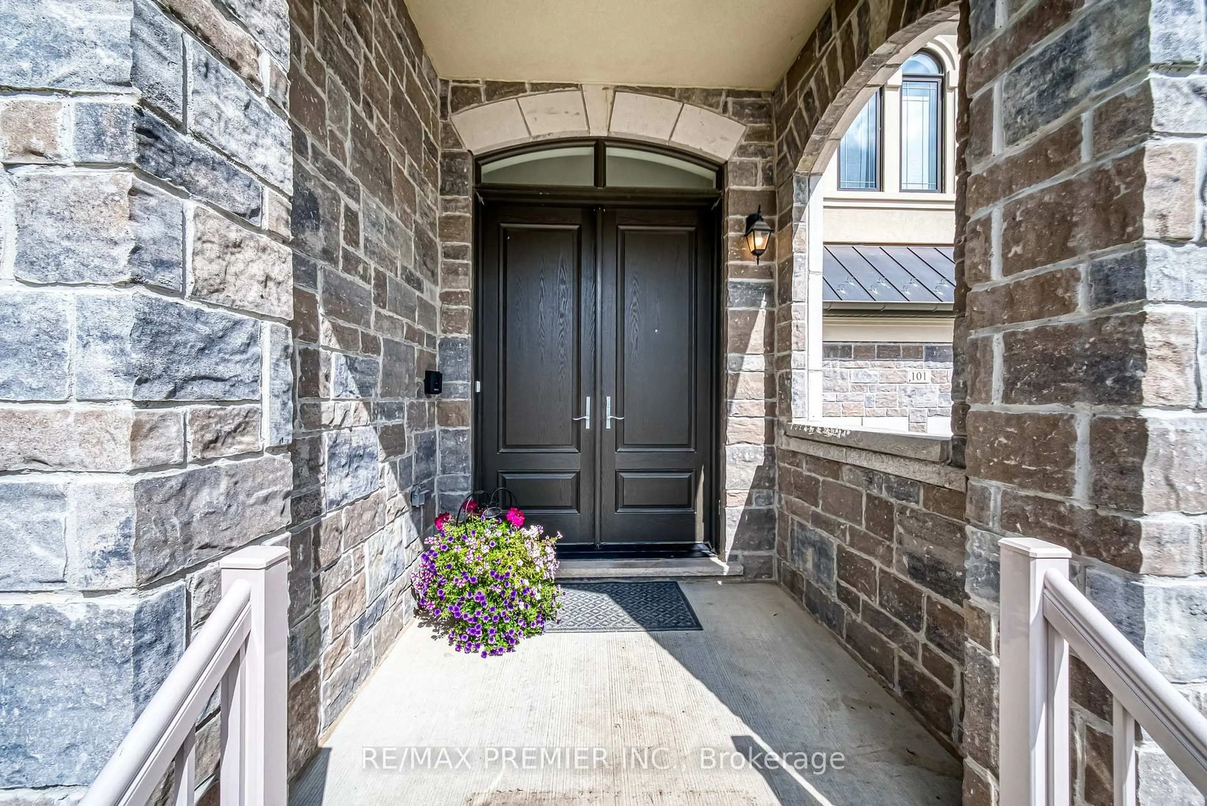 Indoor entryway for 101 Appleyard Ave, Vaughan Ontario L4H 4N3