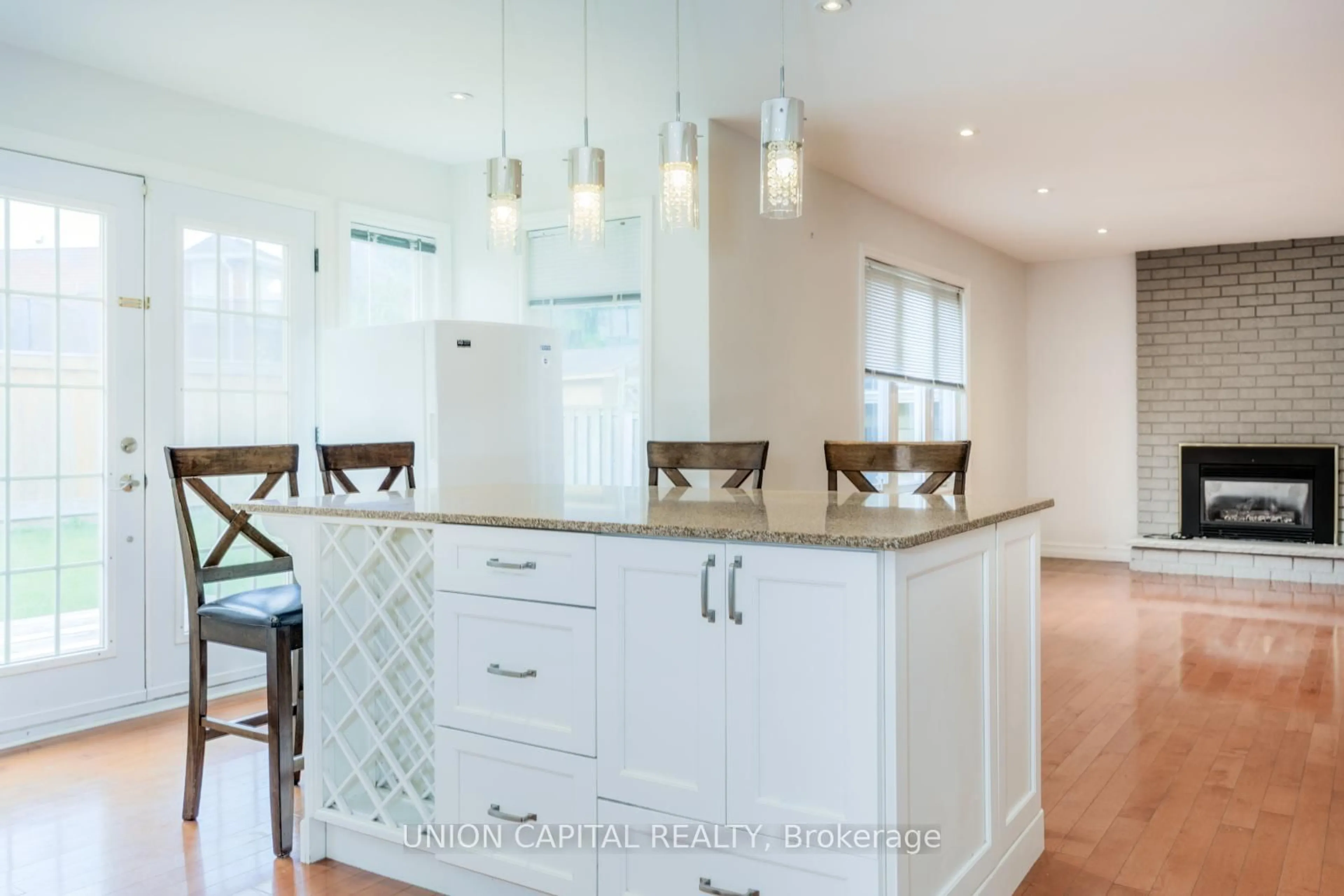 Contemporary kitchen, unknown for 82 Old Yonge St, Aurora Ontario L4G 6C7