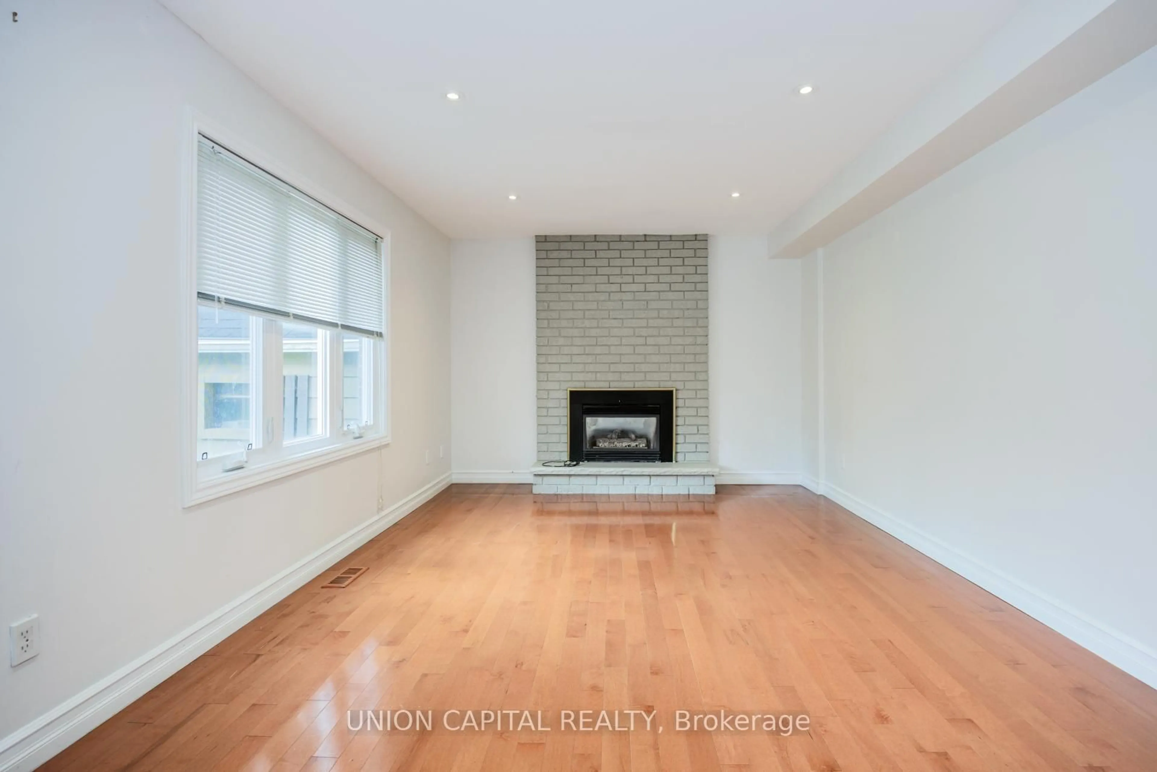 A pic of a room for 82 Old Yonge St, Aurora Ontario L4G 6C7