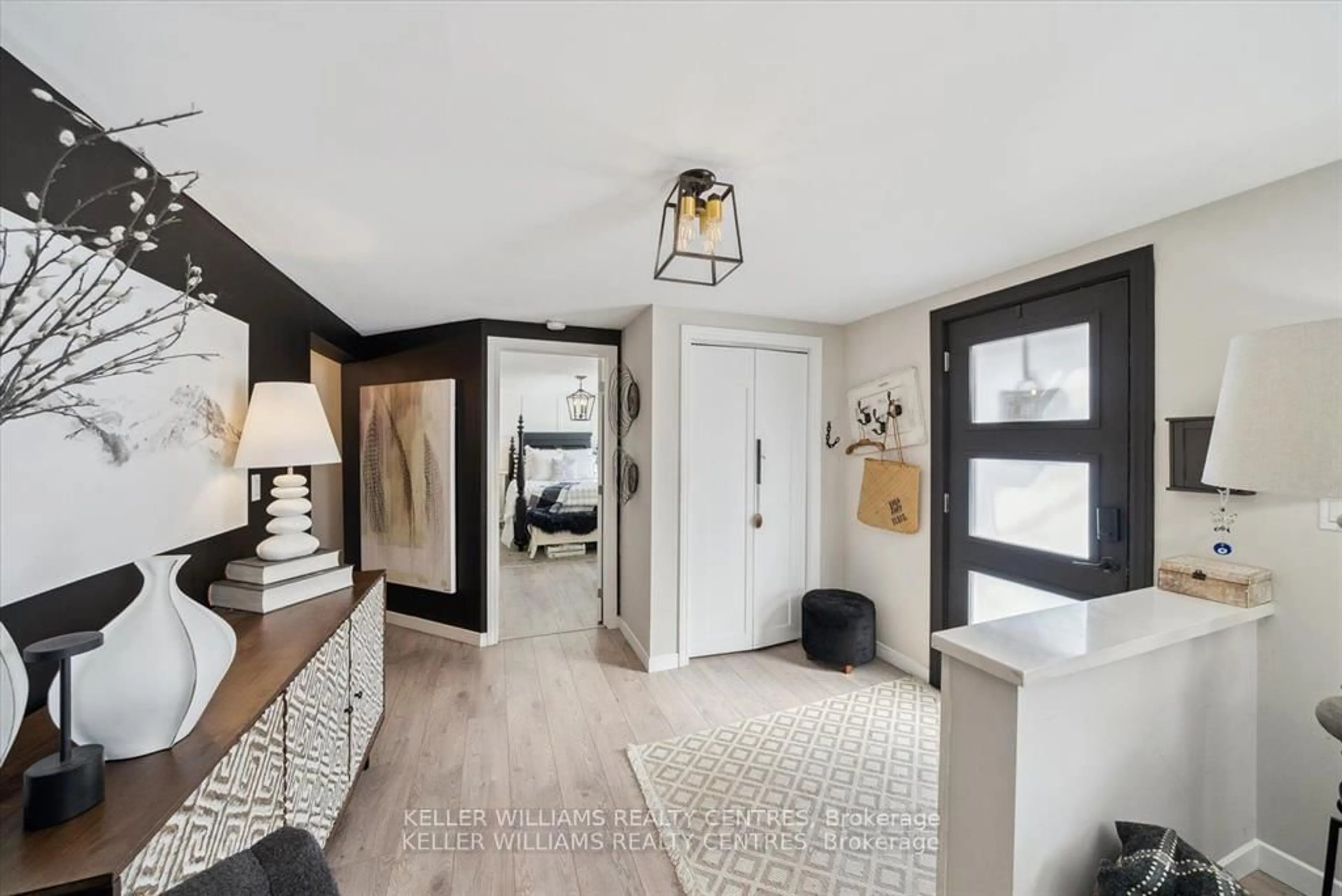 Indoor entryway for 18 Cherrywood Lane, Innisfil Ontario L9S 1M6