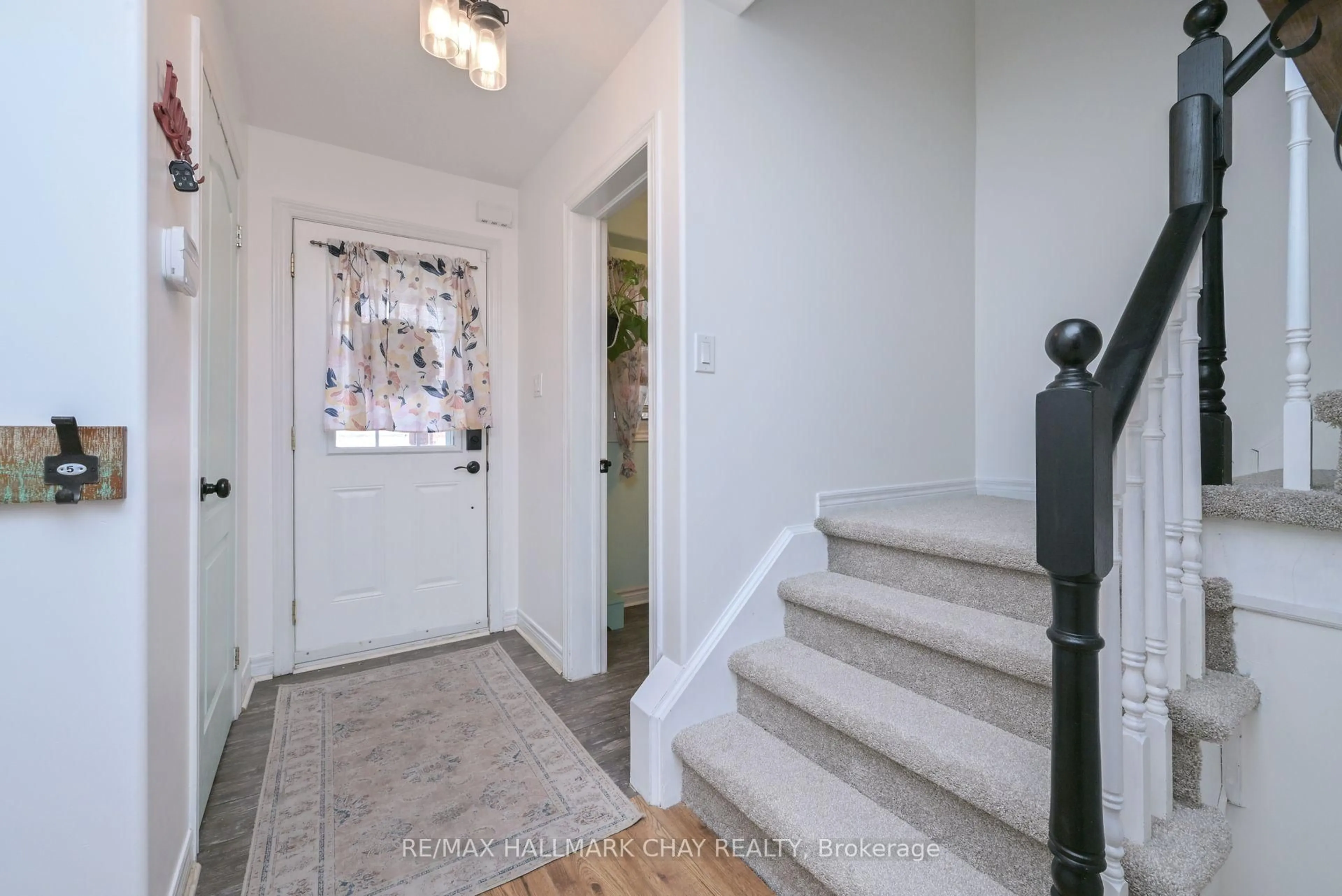 Indoor entryway for 96 Buchanan Dr, New Tecumseth Ontario L9R 0A3