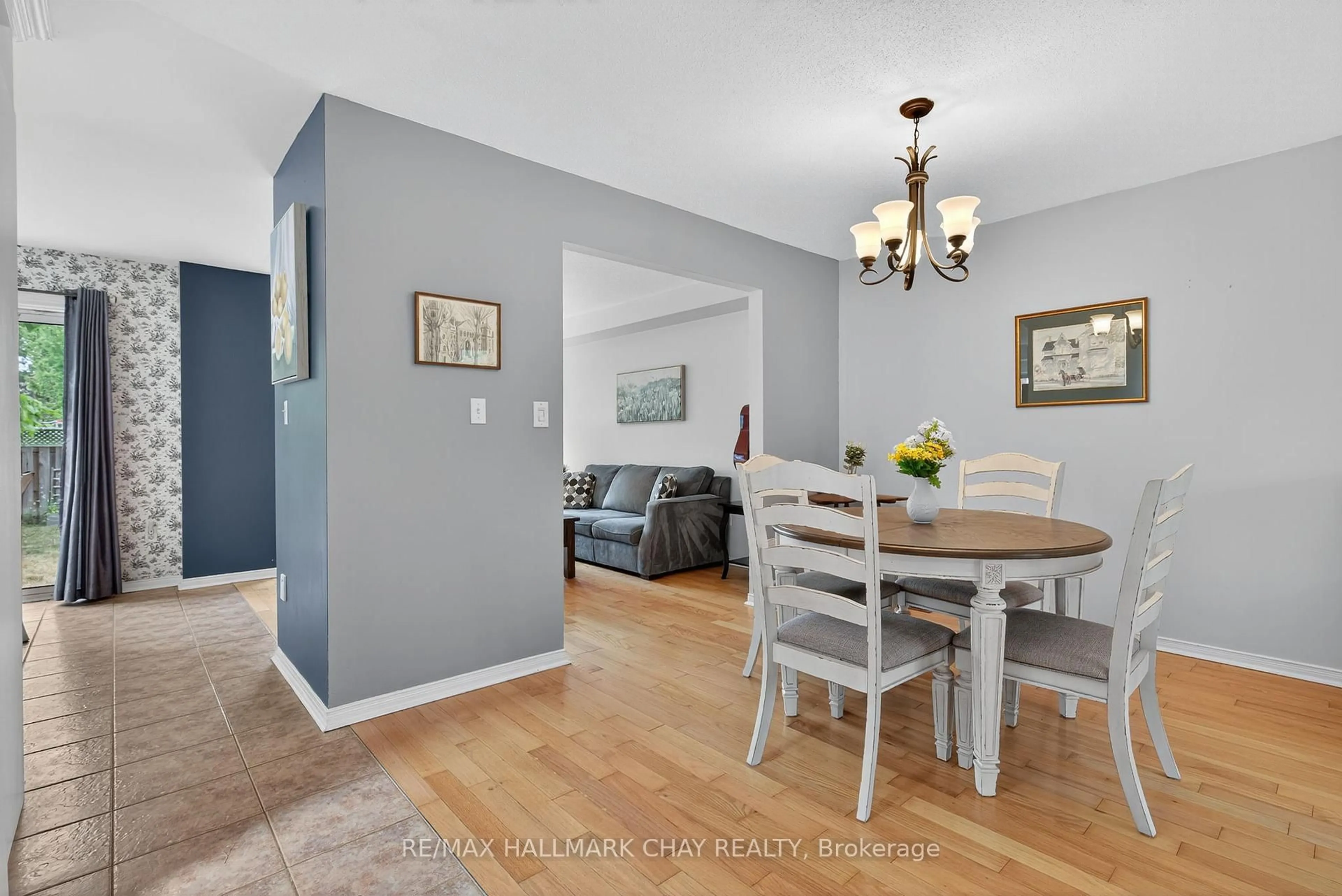 Dining room, wood/laminate floor for 2017 Wilson St, Innisfil Ontario L9S 4X9