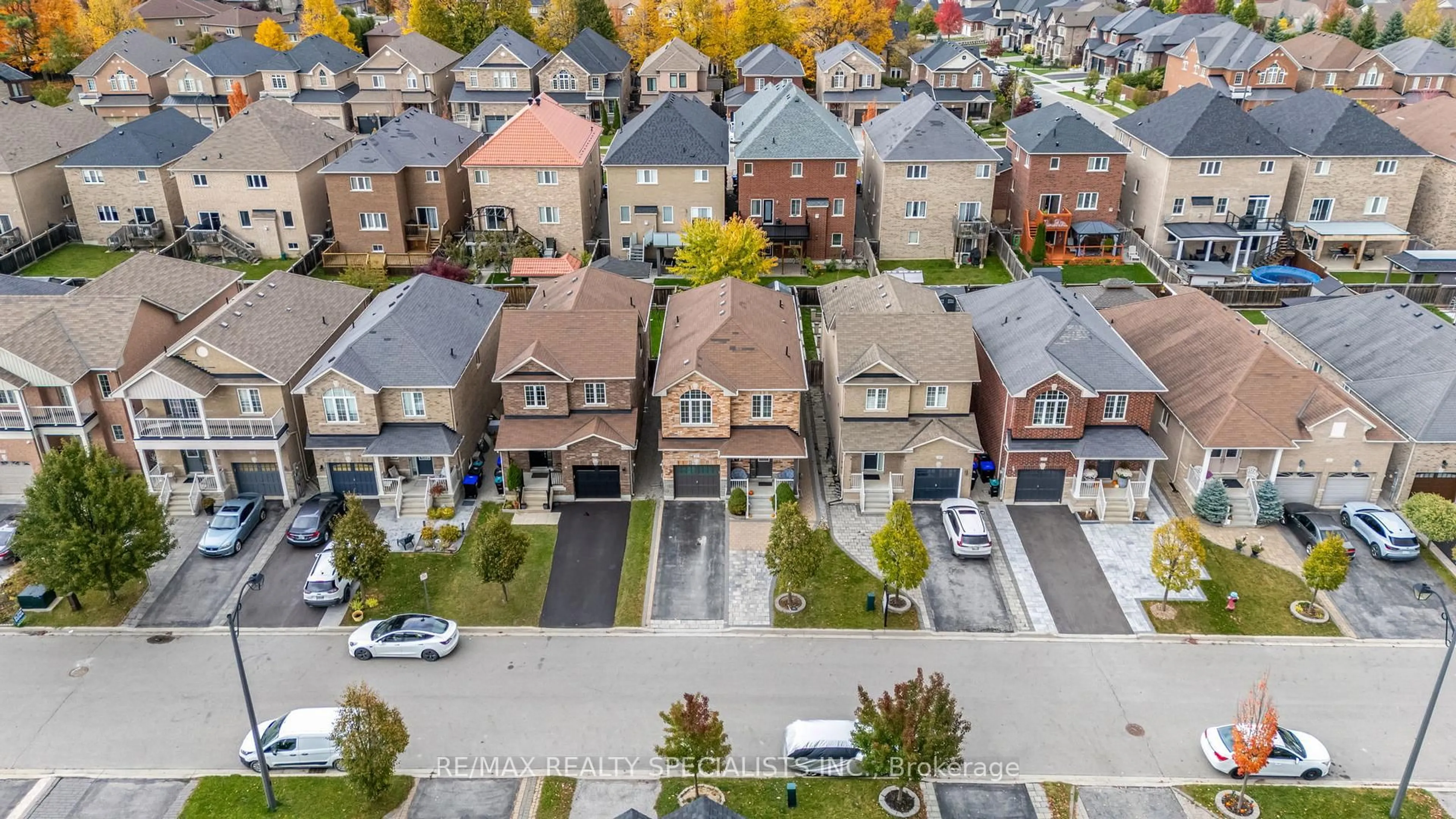 A pic from outside/outdoor area/front of a property/back of a property/a pic from drone, street for 43 Naylor Dr, Bradford West Gwillimbury Ontario L3Z 0J8