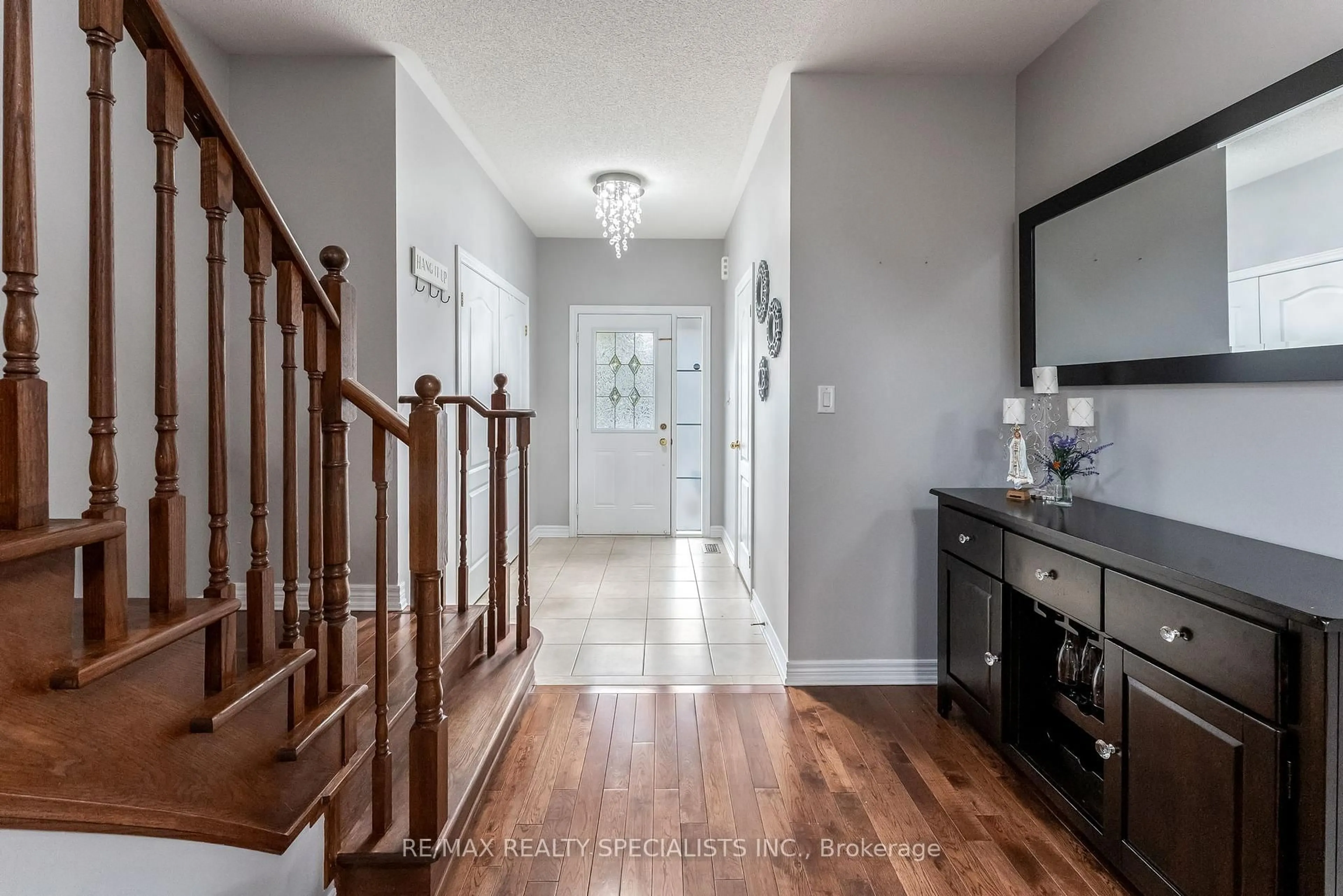 Indoor entryway for 43 Naylor Dr, Bradford West Gwillimbury Ontario L3Z 0J8