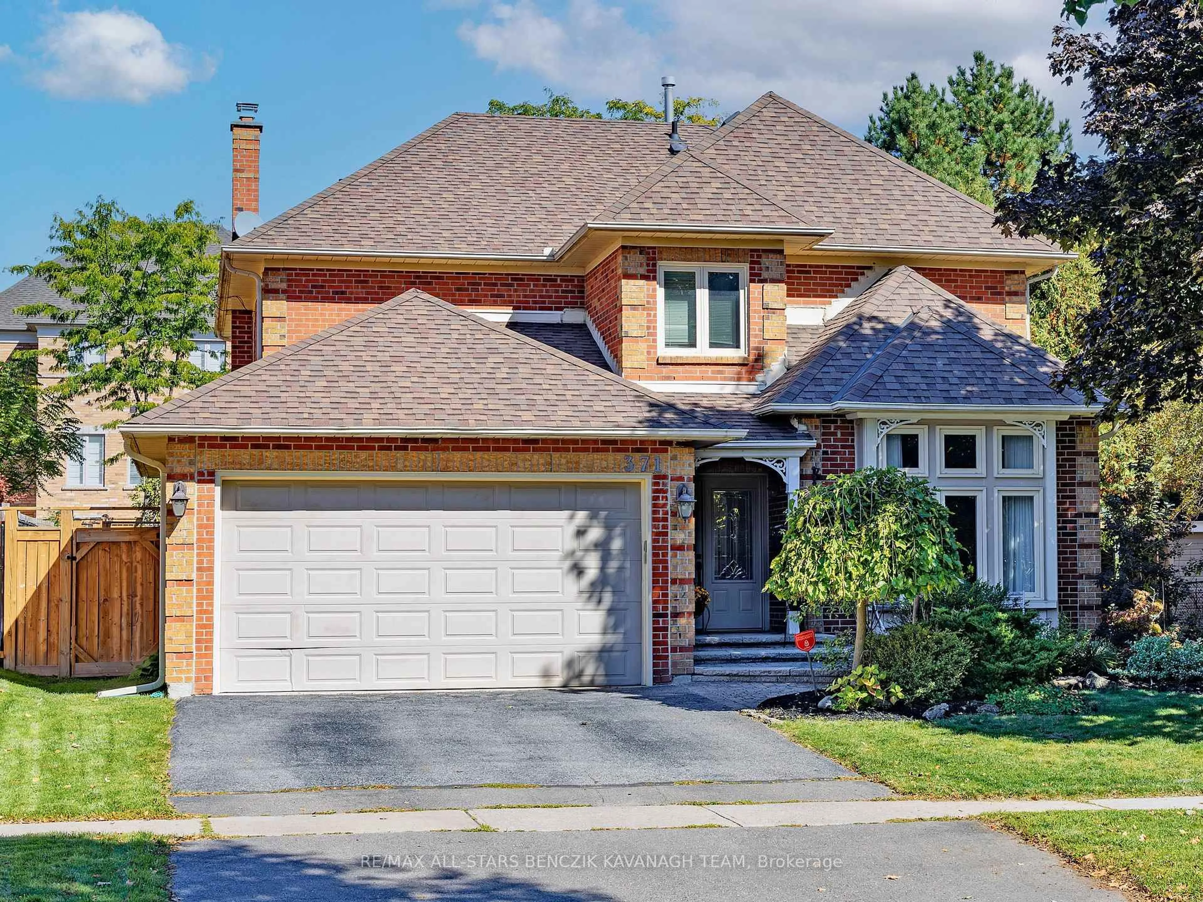 Home with brick exterior material, street for 371 Fairway Gdns, Newmarket Ontario L3X 1B4