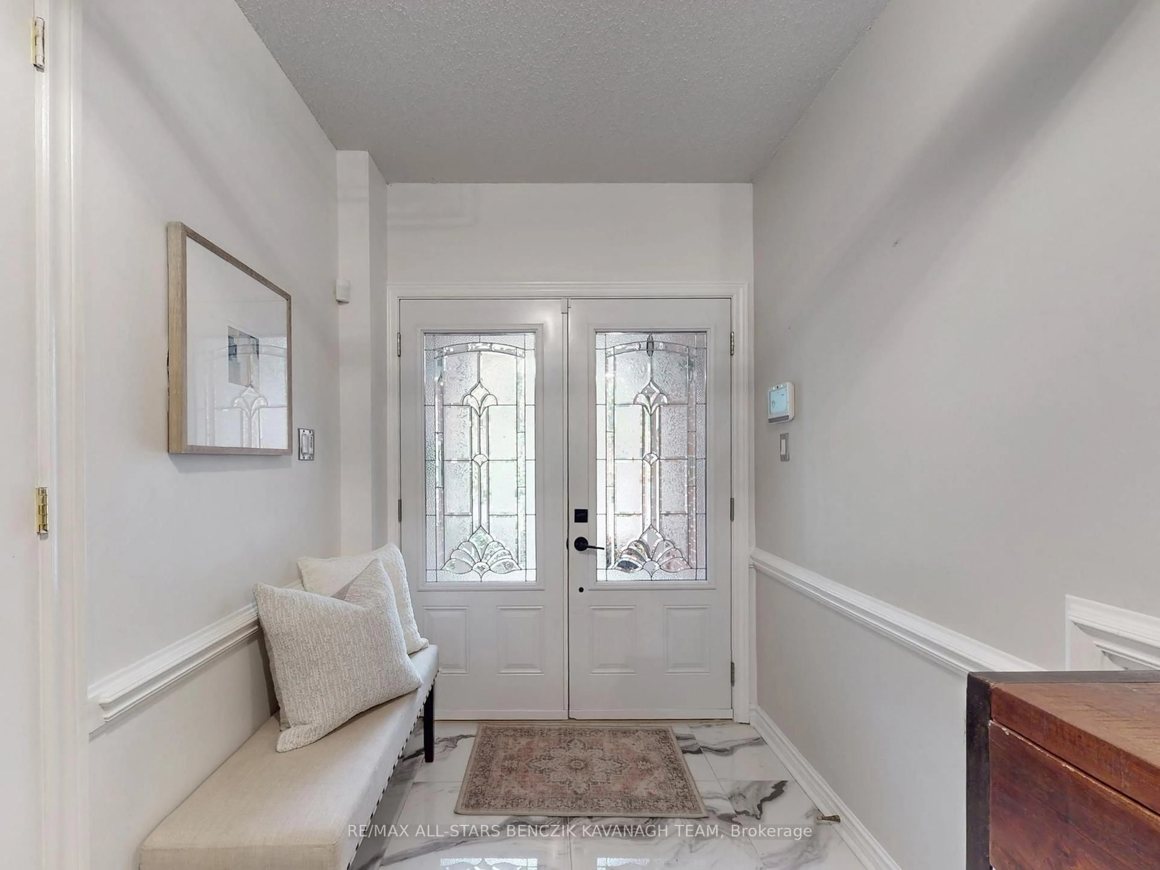 Indoor entryway for 371 Fairway Gdns, Newmarket Ontario L3X 1B4