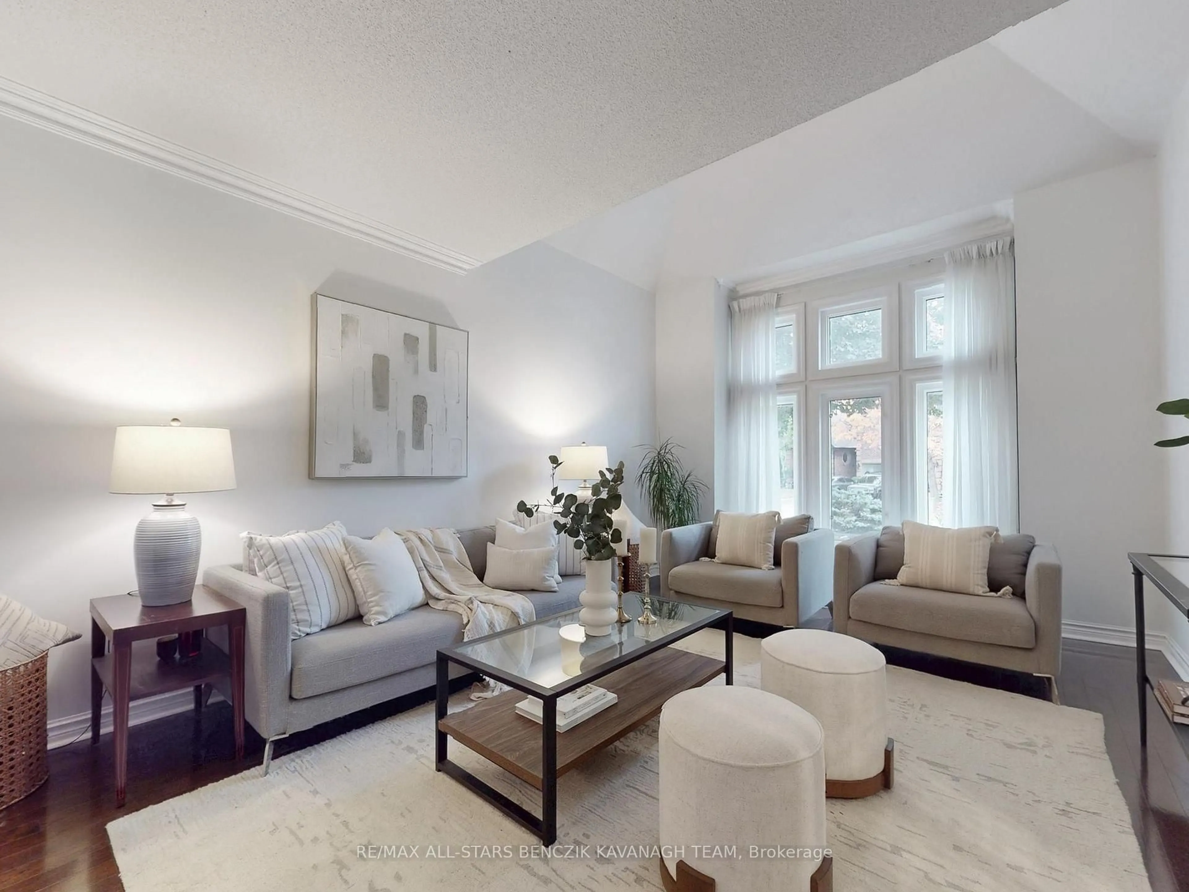 Living room with furniture, unknown for 371 Fairway Gdns, Newmarket Ontario L3X 1B4