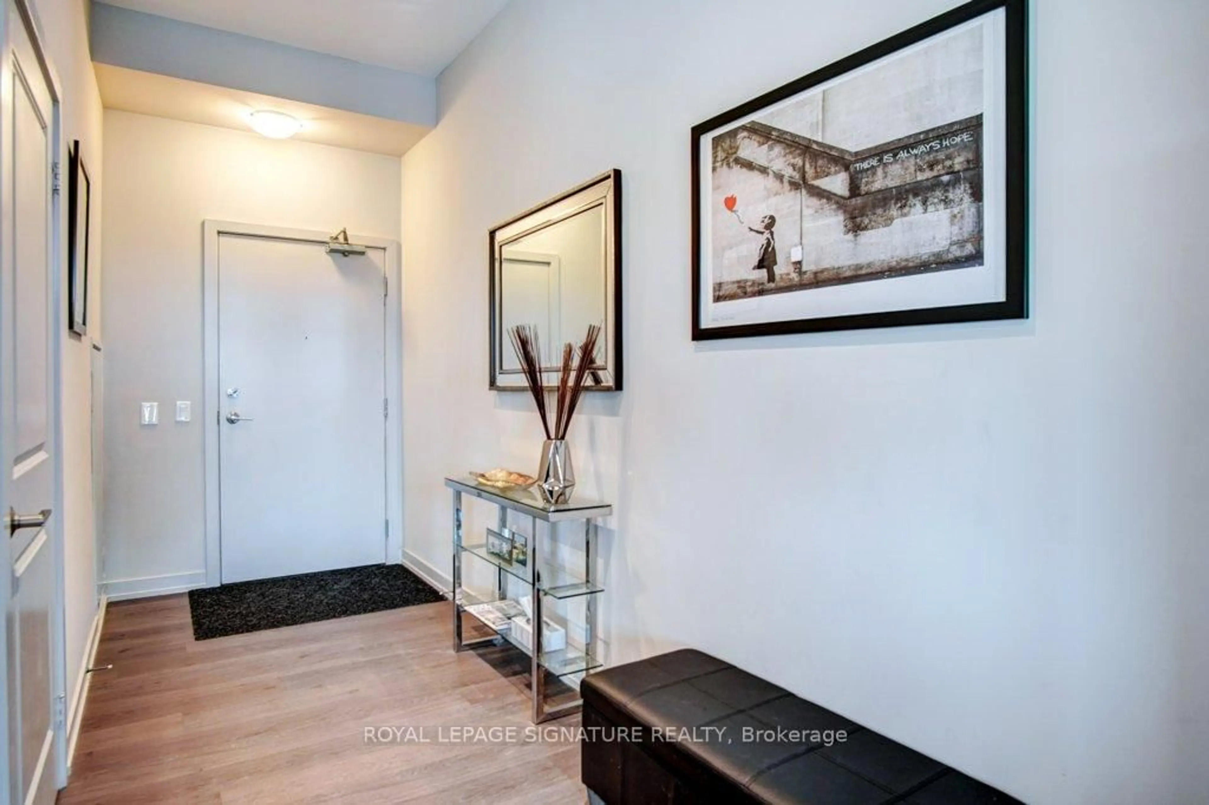 Indoor entryway for 555 William Graham Dr #422, Aurora Ontario L4G 3H9
