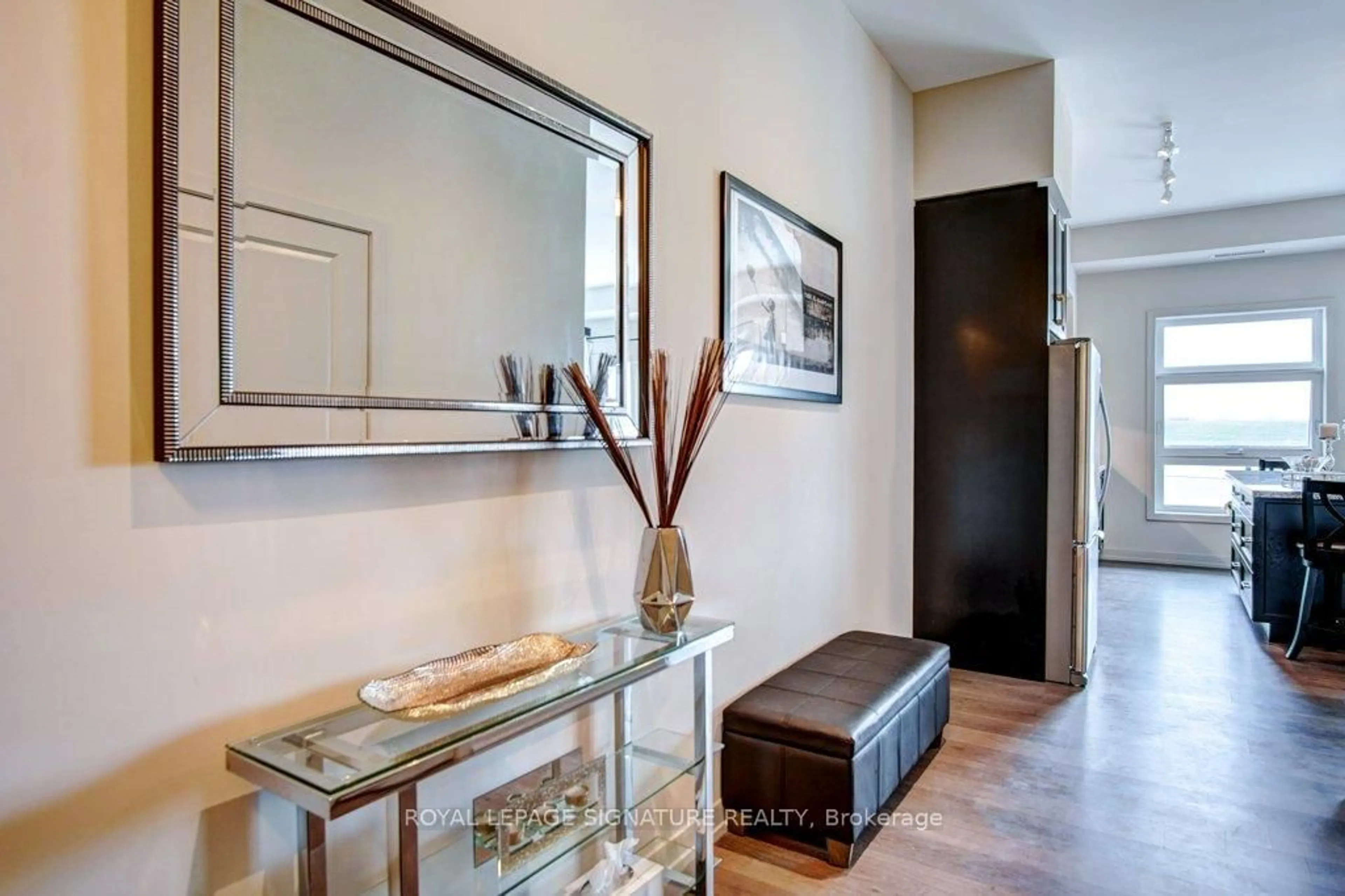 Indoor entryway for 555 William Graham Dr #422, Aurora Ontario L4G 3H9