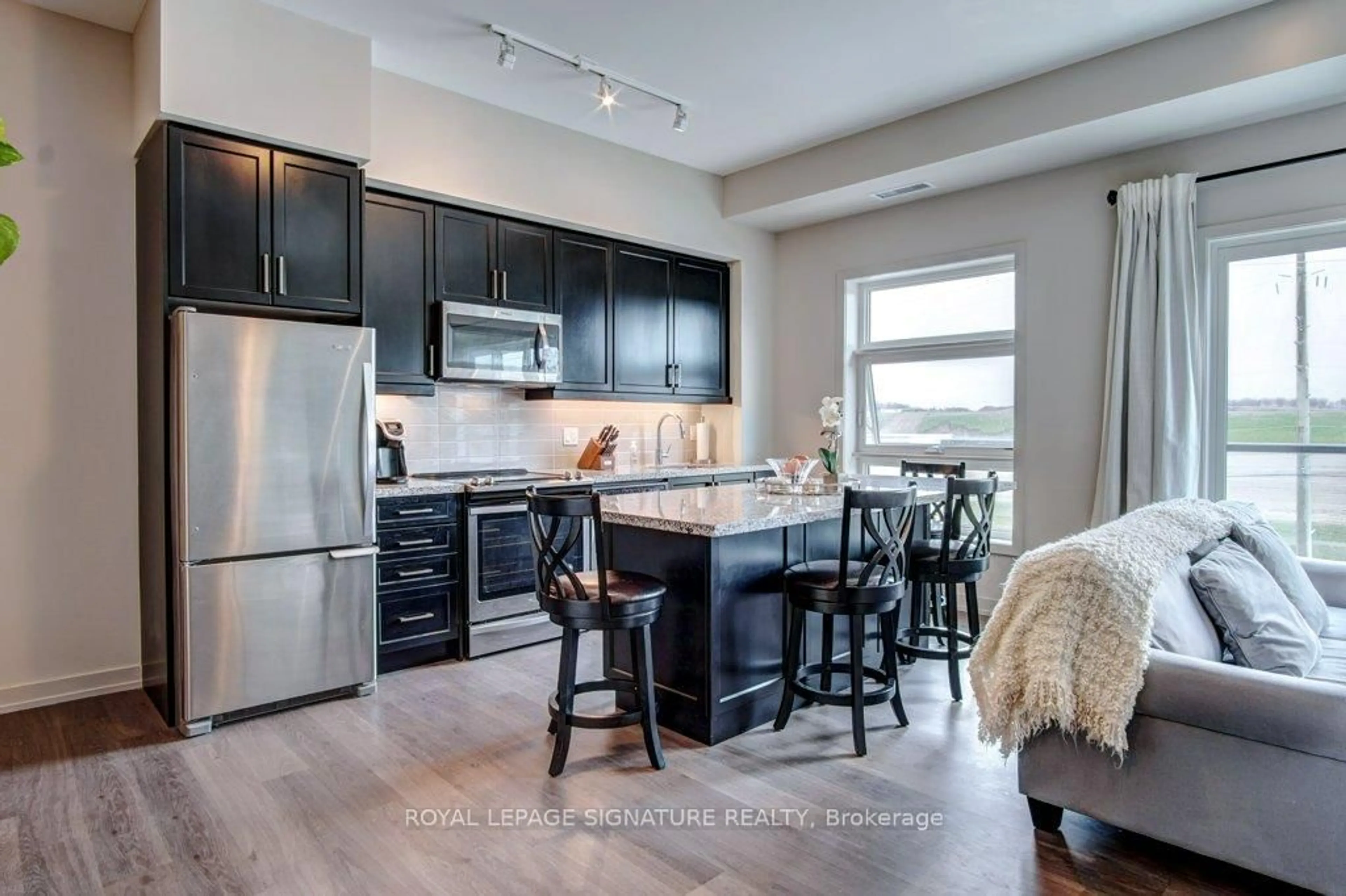 Open concept kitchen, wood/laminate floor for 555 William Graham Dr #422, Aurora Ontario L4G 3H9
