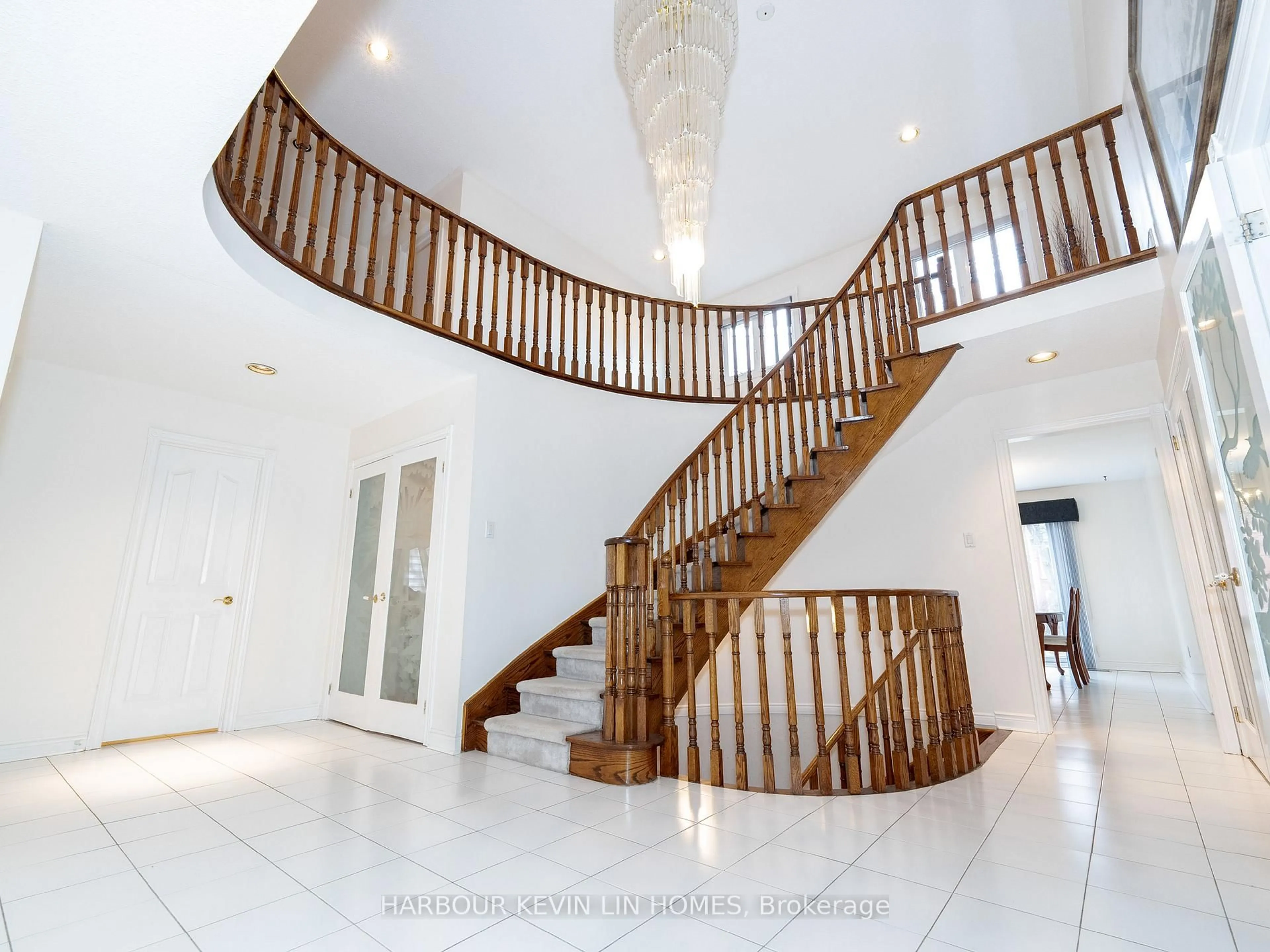 Indoor foyer for 41 Montclair Rd, Richmond Hill Ontario L4B 2S6