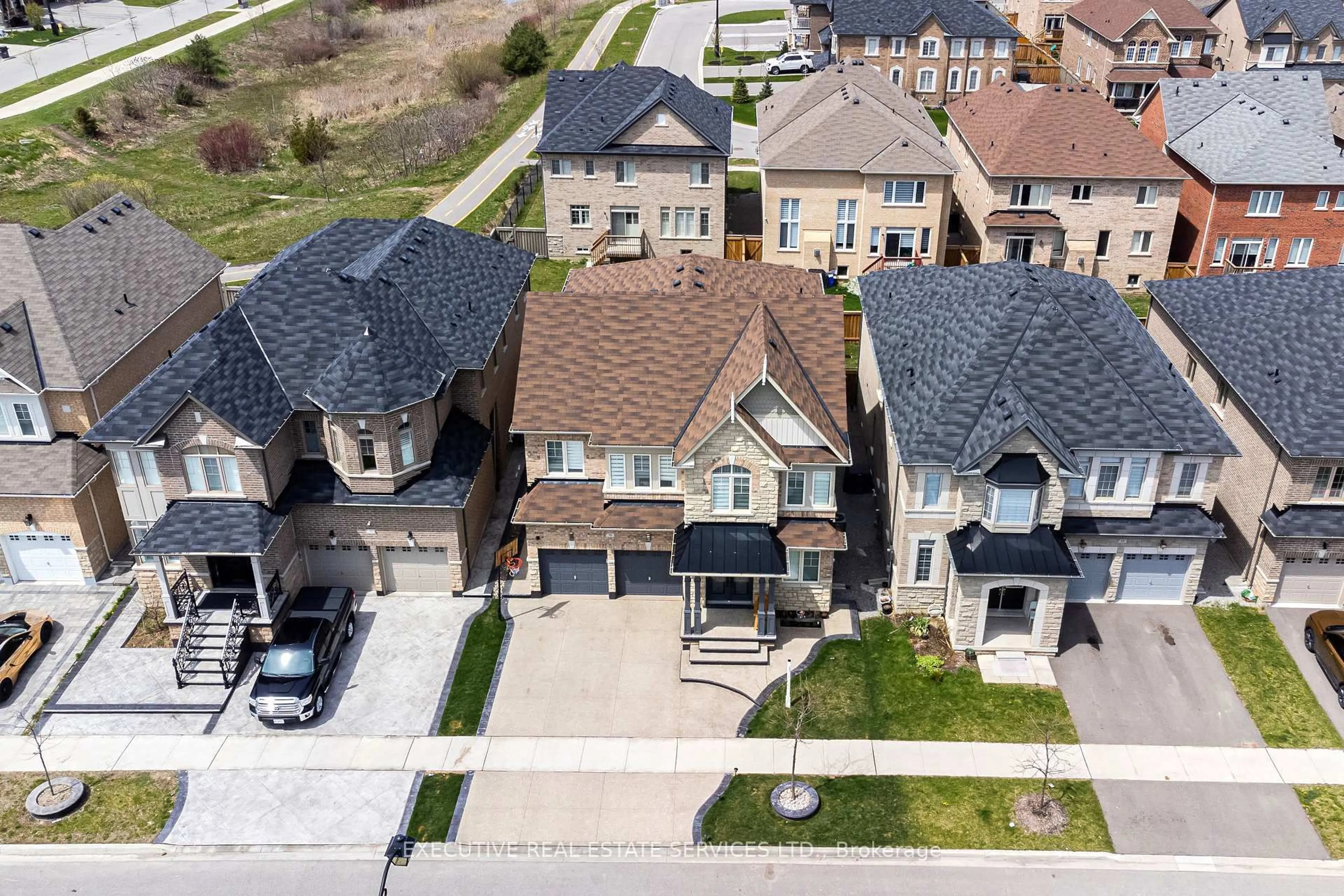 A pic from outside/outdoor area/front of a property/back of a property/a pic from drone, street for 79 Elderslie Cres, Vaughan Ontario L4H 4L4