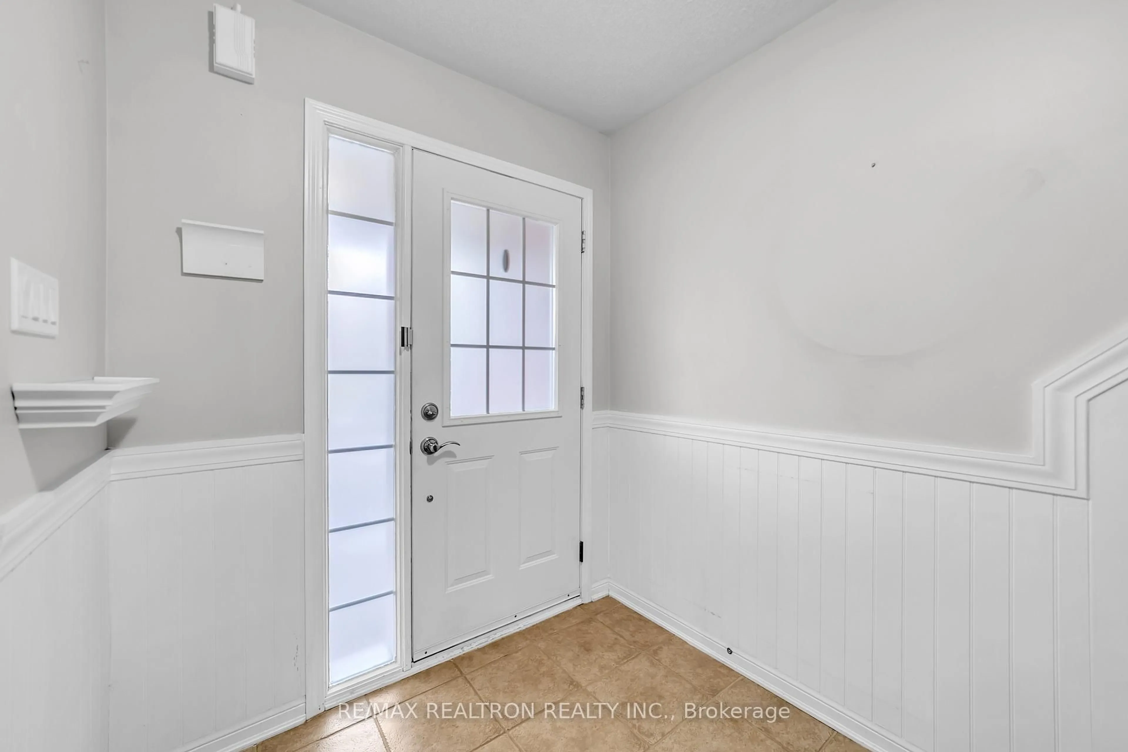 Indoor entryway for 41 Ross Patrick Cres, Newmarket Ontario L3X 3G9