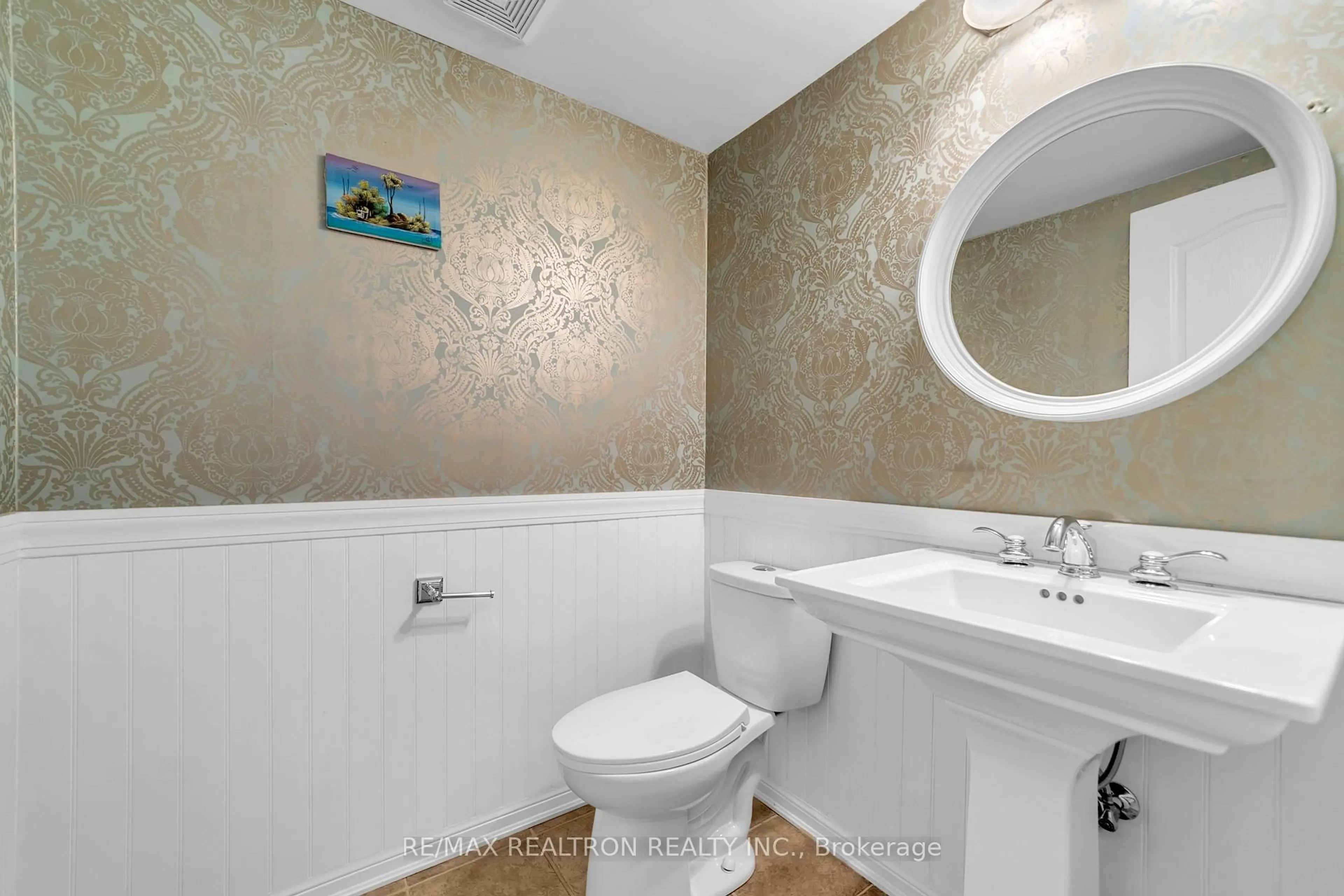 Standard bathroom, ceramic/tile floor for 41 Ross Patrick Cres, Newmarket Ontario L3X 3G9