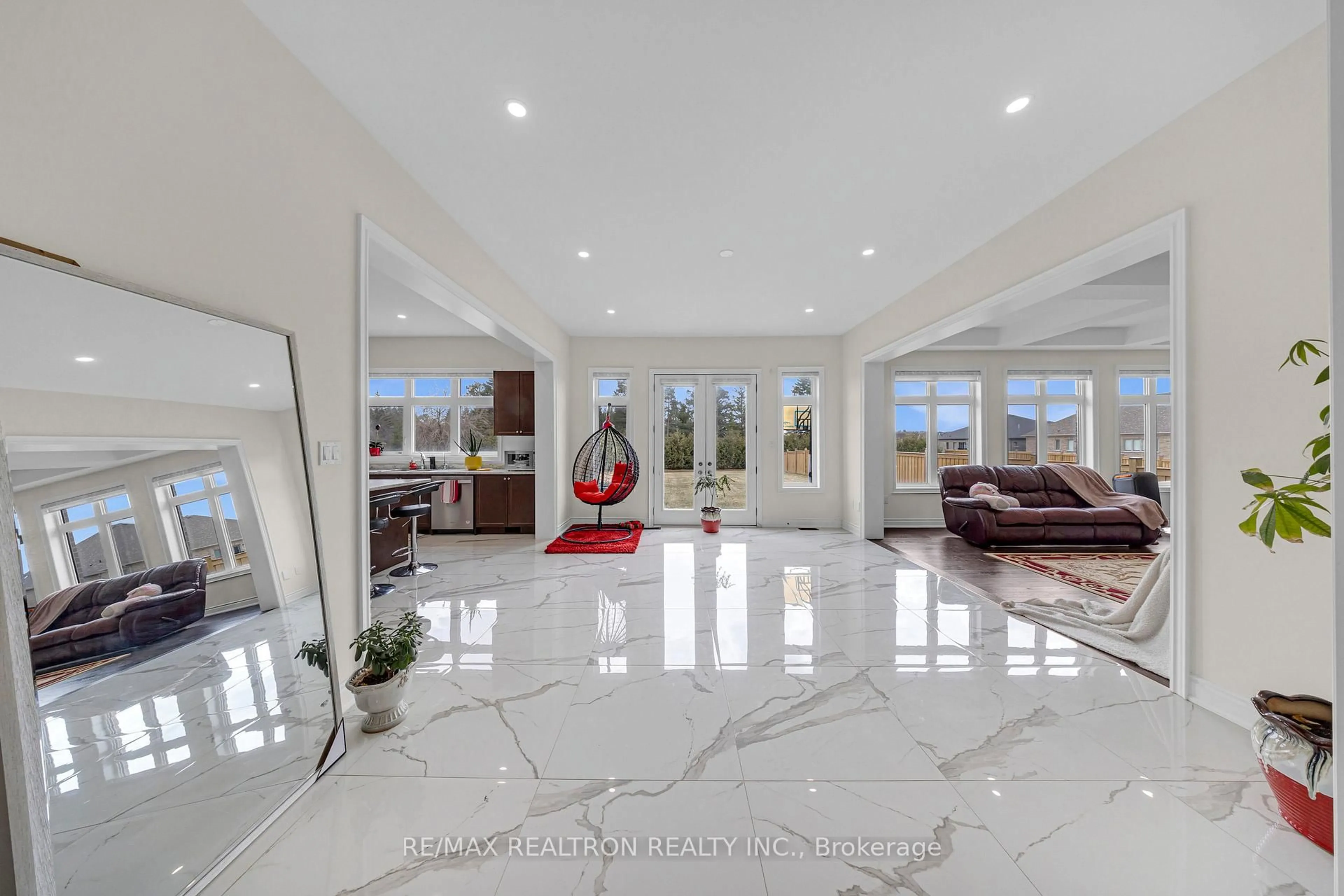 Indoor foyer for 120 Silk Twist Dr, East Gwillimbury Ontario L9N 0W1