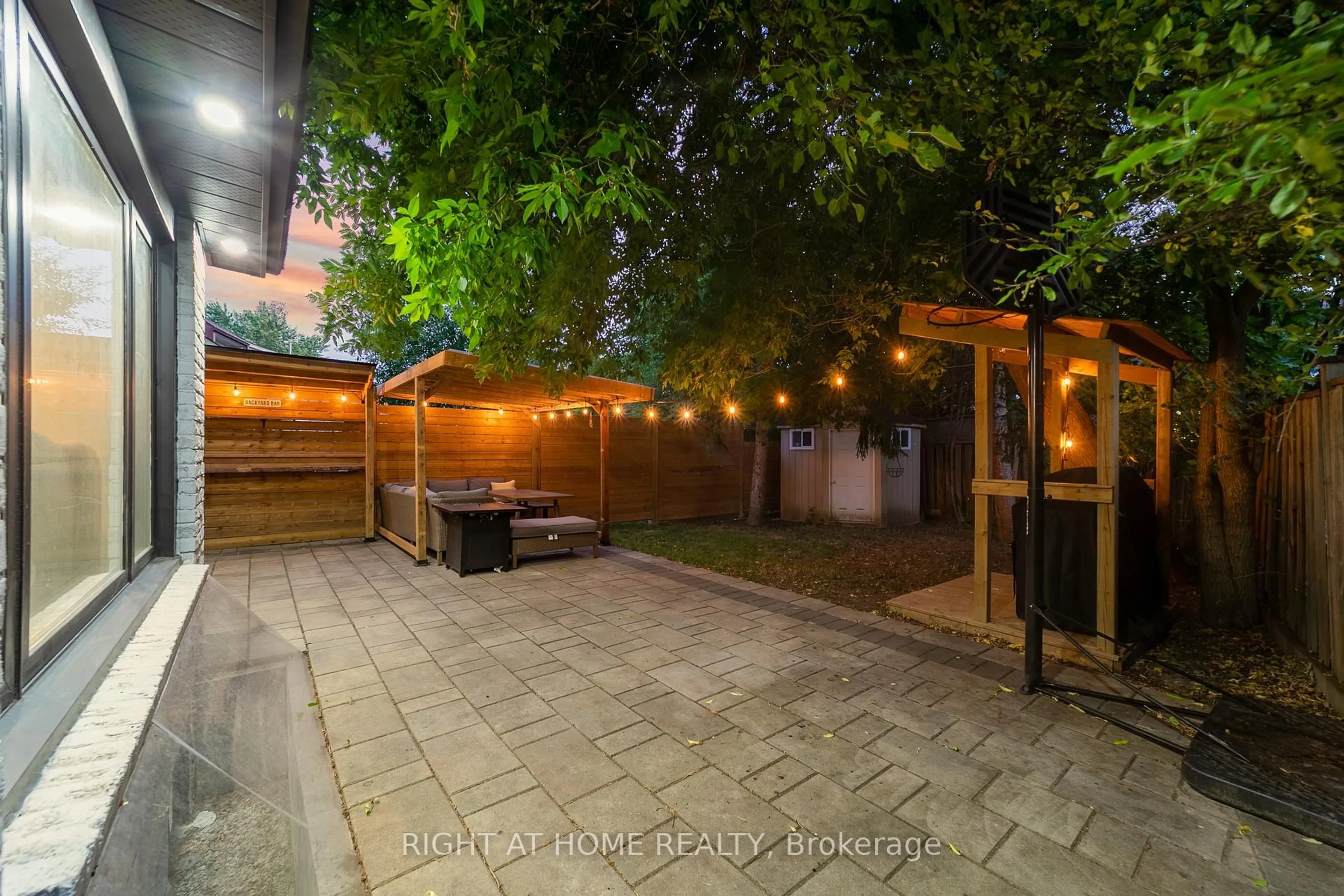 Patio, street for 302 Mullen Dr, Vaughan Ontario L4J 2P2