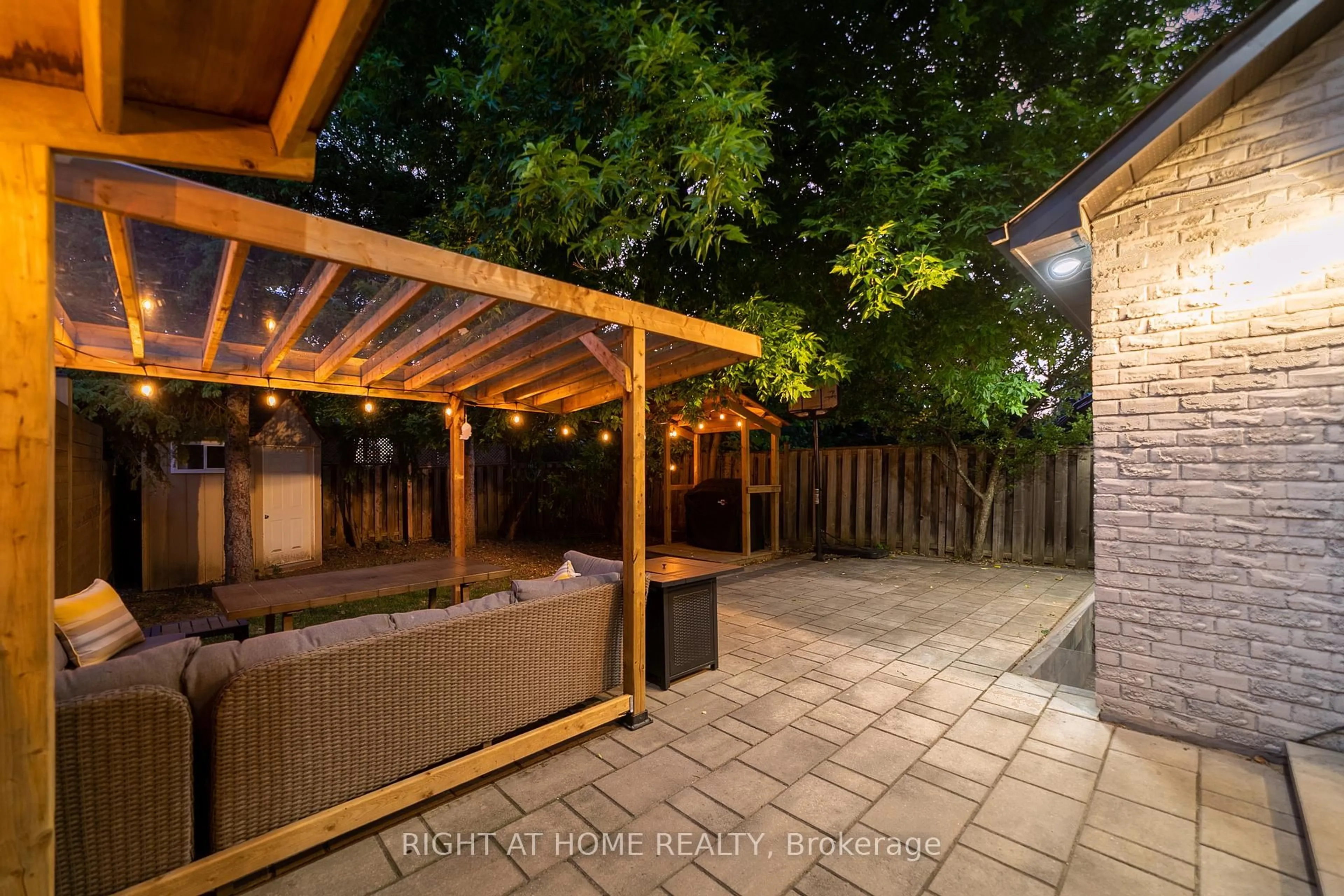 Patio, street for 302 Mullen Dr, Vaughan Ontario L4J 2P2