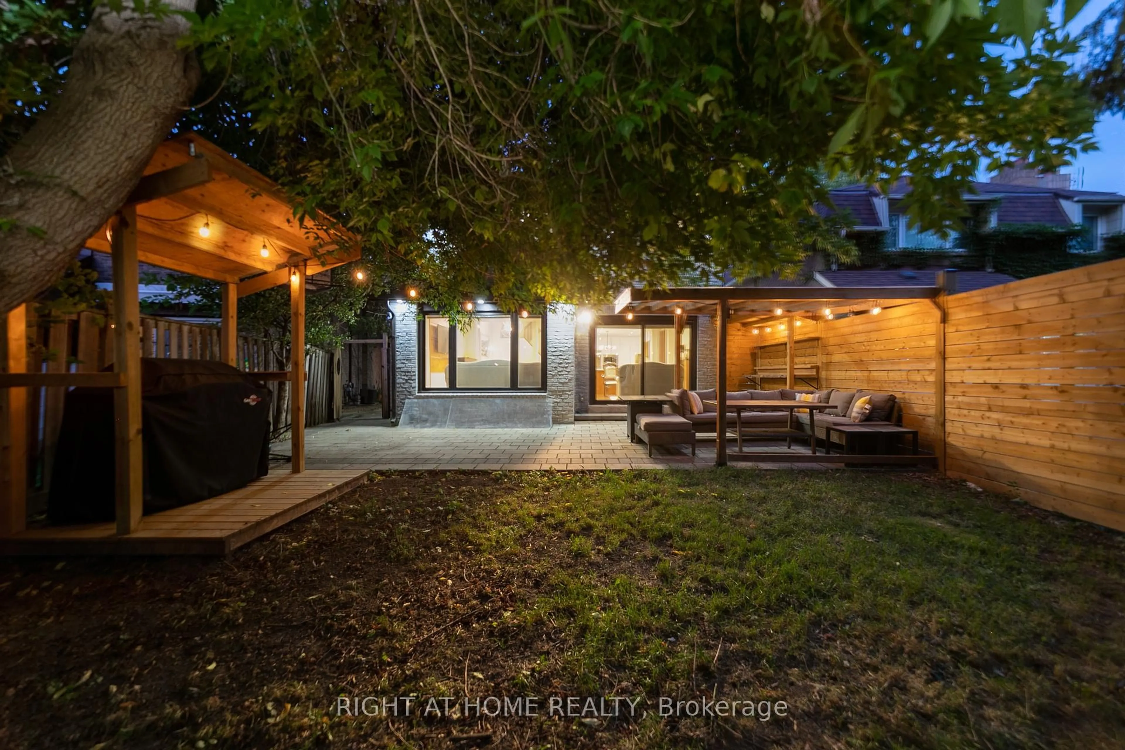 A pic from outside/outdoor area/front of a property/back of a property/a pic from drone, street for 302 Mullen Dr, Vaughan Ontario L4J 2P2