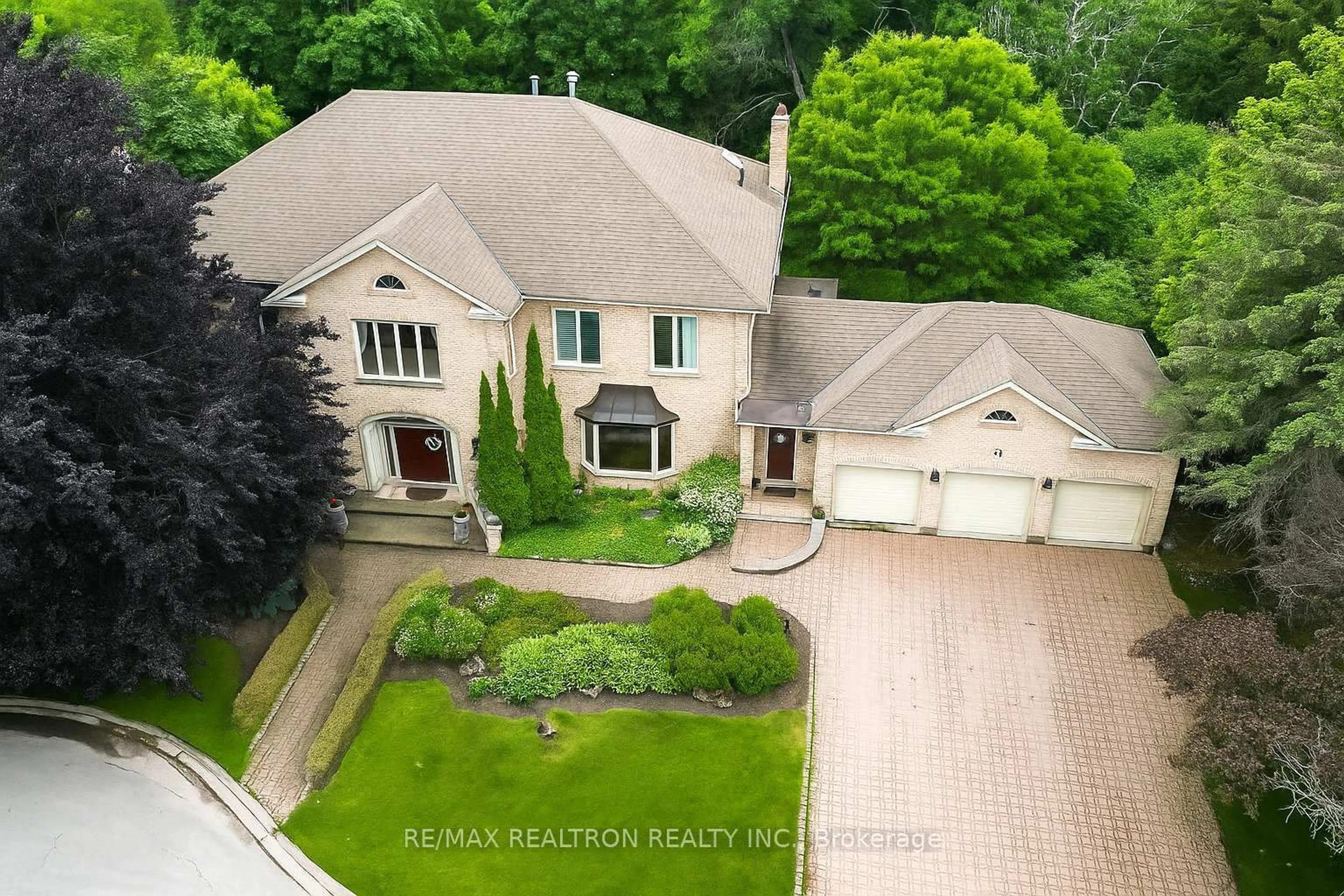 A pic from outside/outdoor area/front of a property/back of a property/a pic from drone, unknown for 12 Moodie Dr, Richmond Hill Ontario L4C 8C9