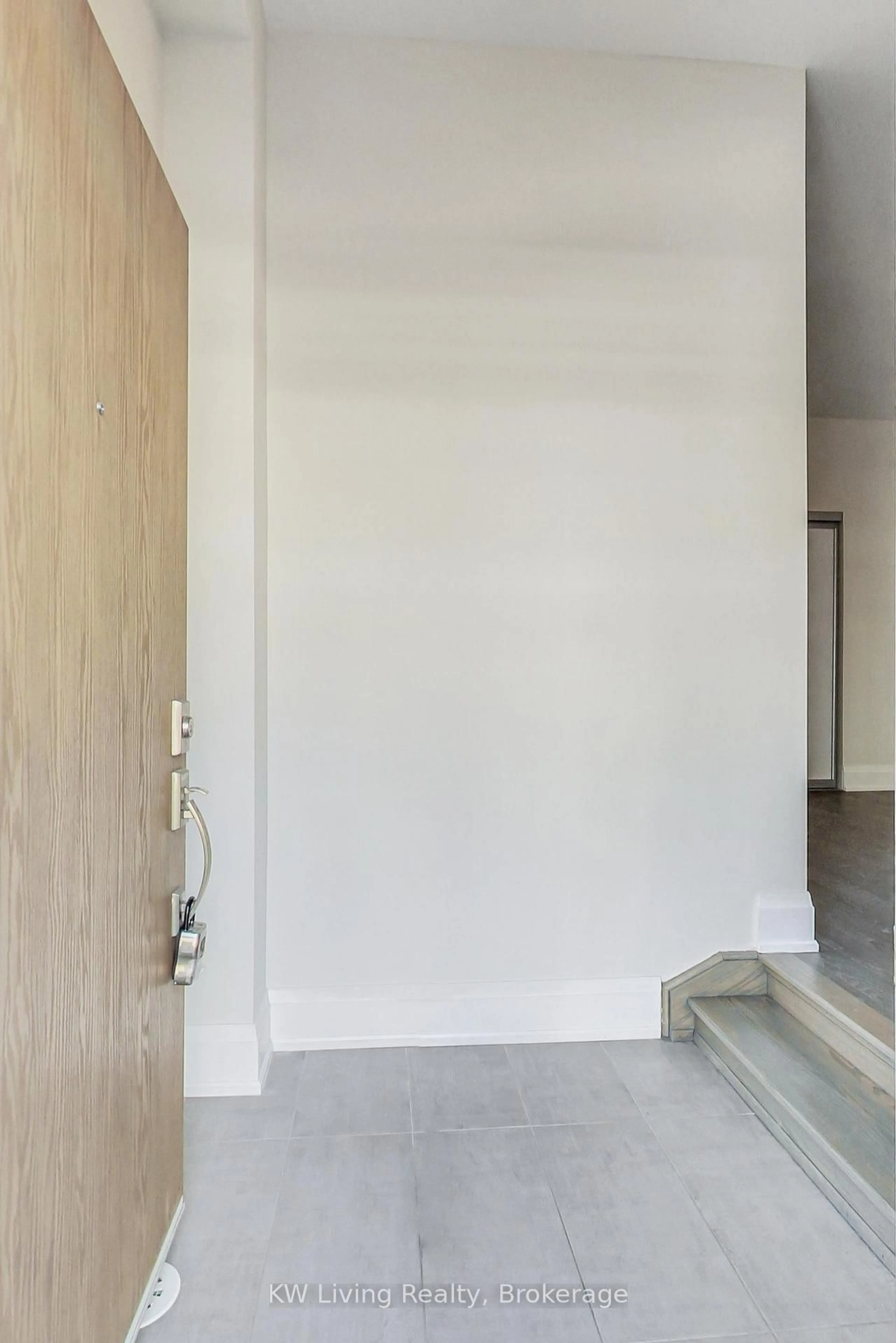 Indoor foyer for 390 Highway 7 #TH7, Richmond Hill Ontario L4B 0G5