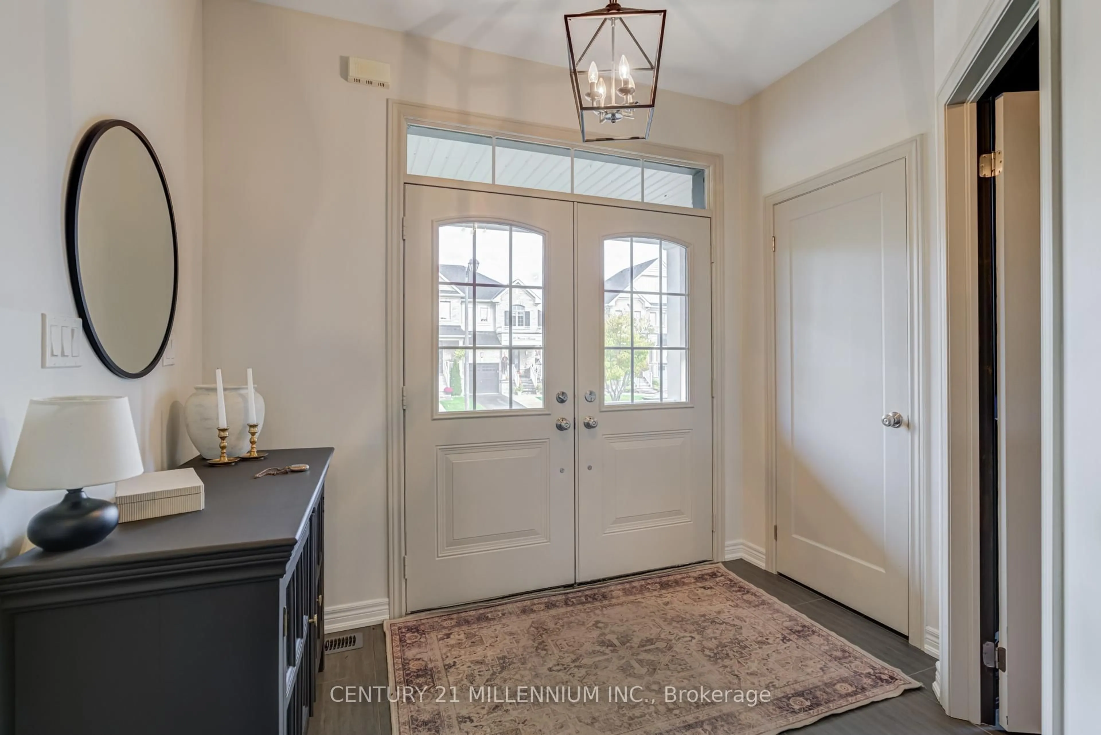 Indoor entryway for 21 Weaver Terr, New Tecumseth Ontario L0G 1W0