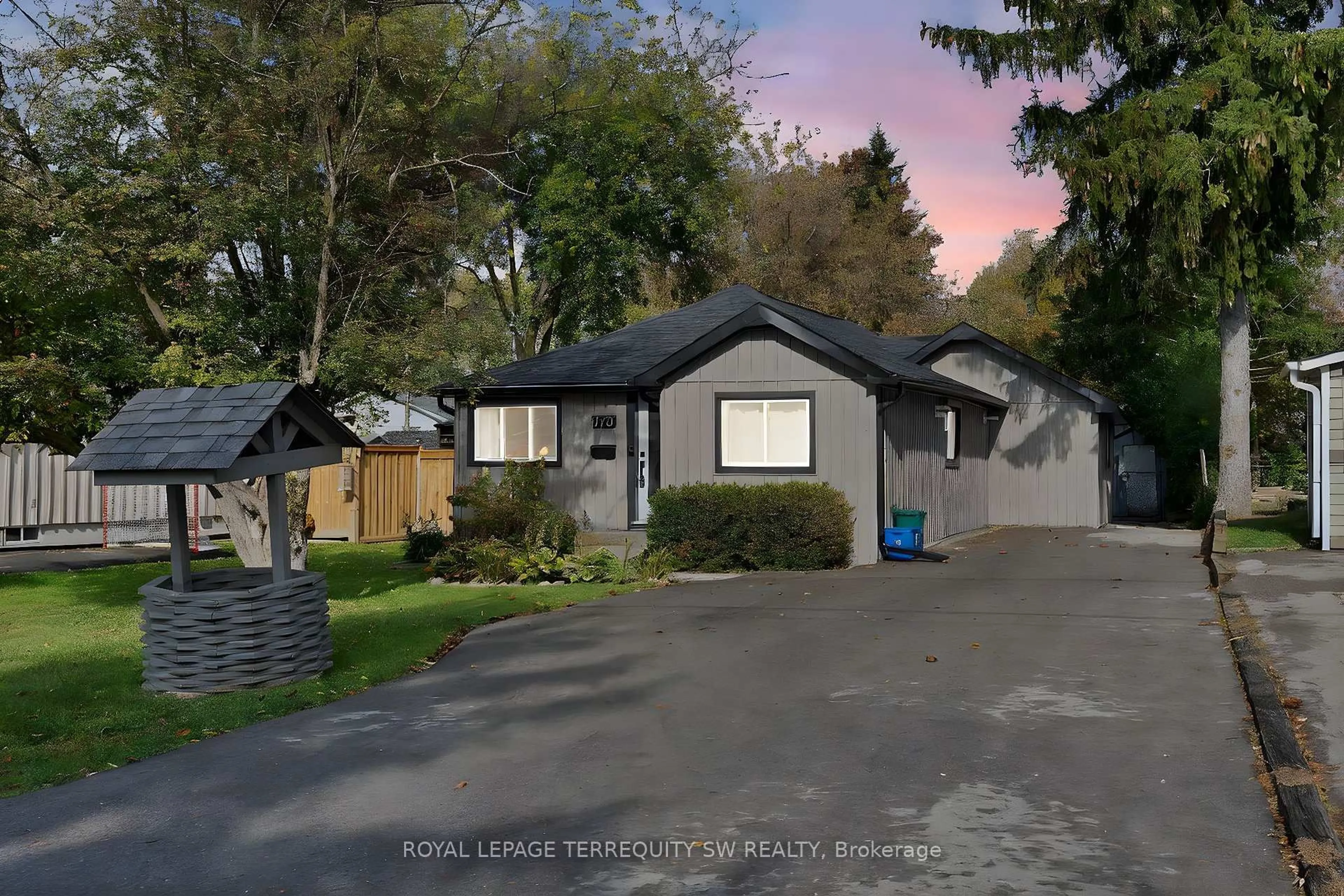 A pic from outside/outdoor area/front of a property/back of a property/a pic from drone, street for 172 Spring Rd, Georgina Ontario L4P 2K6