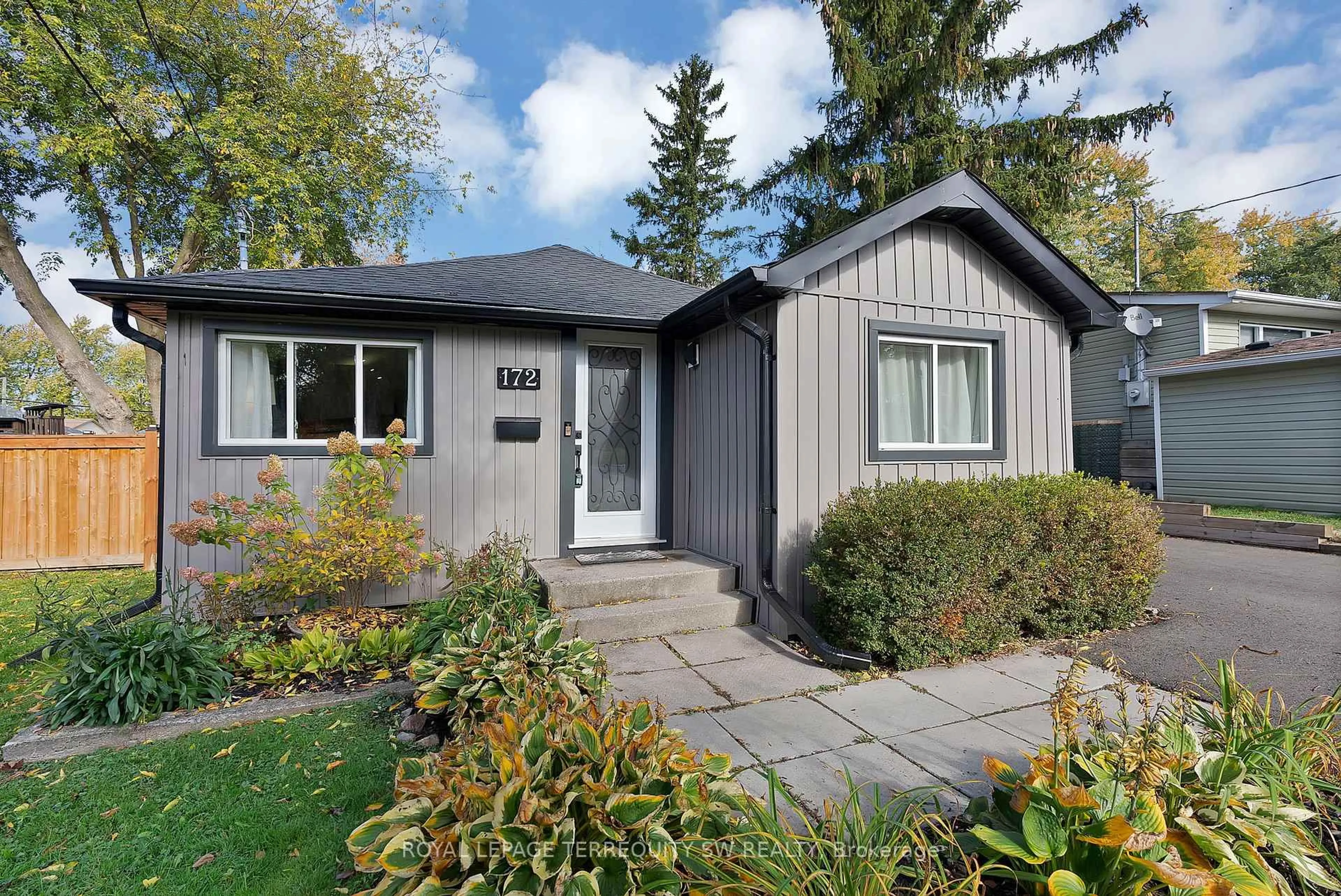 Home with vinyl exterior material, street for 172 Spring Rd, Georgina Ontario L4P 2K6