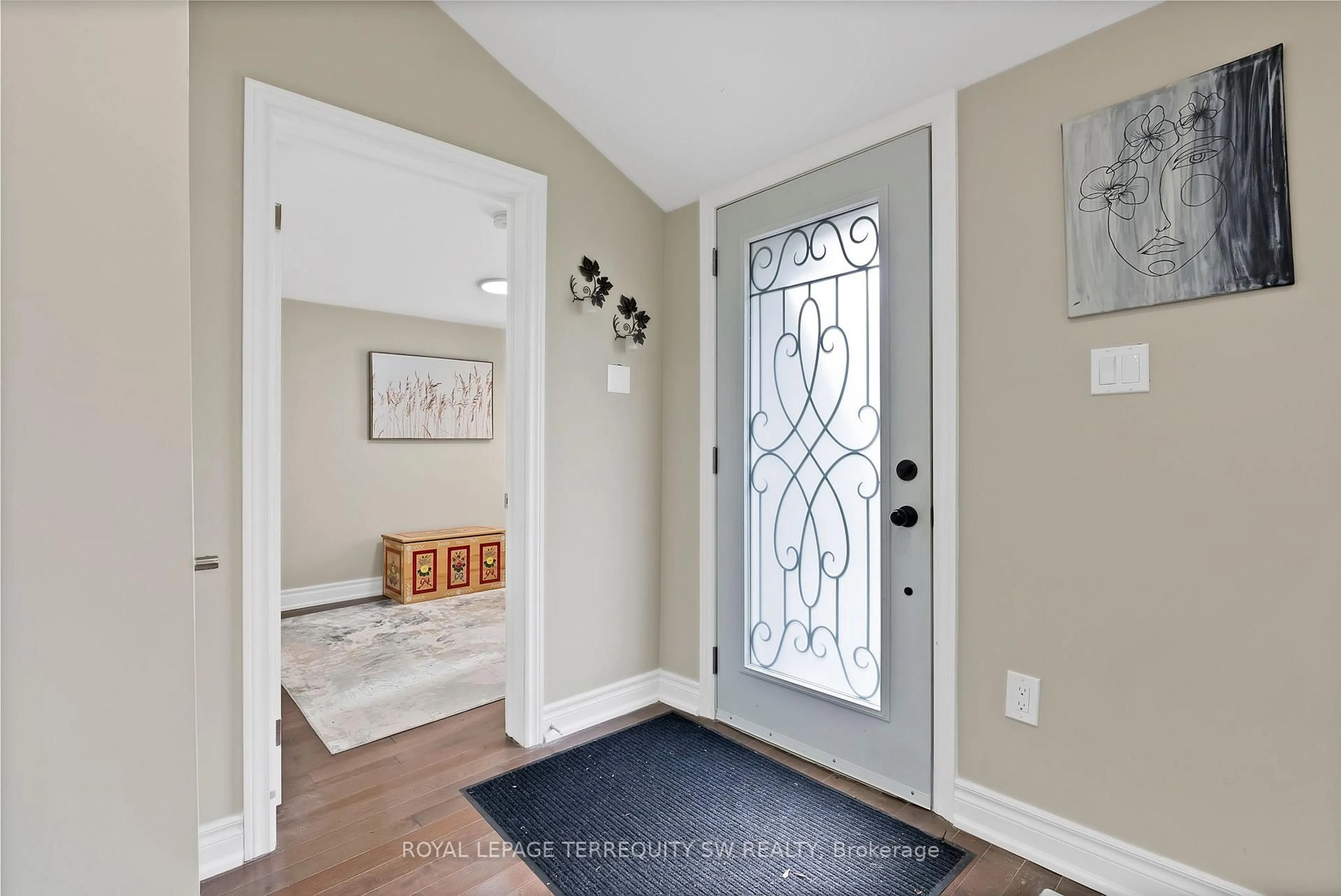 Indoor entryway for 172 Spring Rd, Georgina Ontario L4P 2K6
