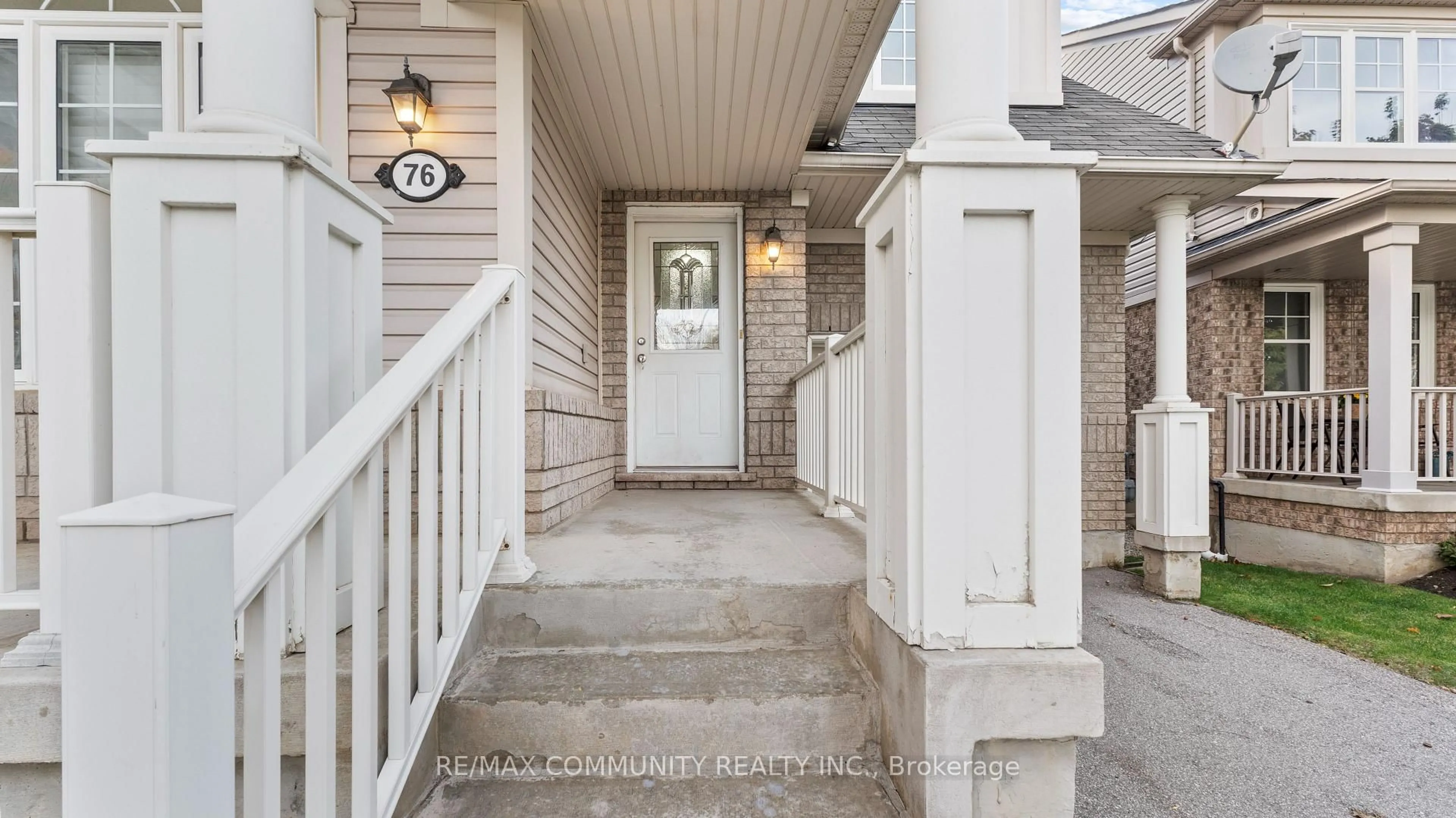 Indoor entryway for 76 John W Taylor Ave, New Tecumseth Ontario L9R 0C9