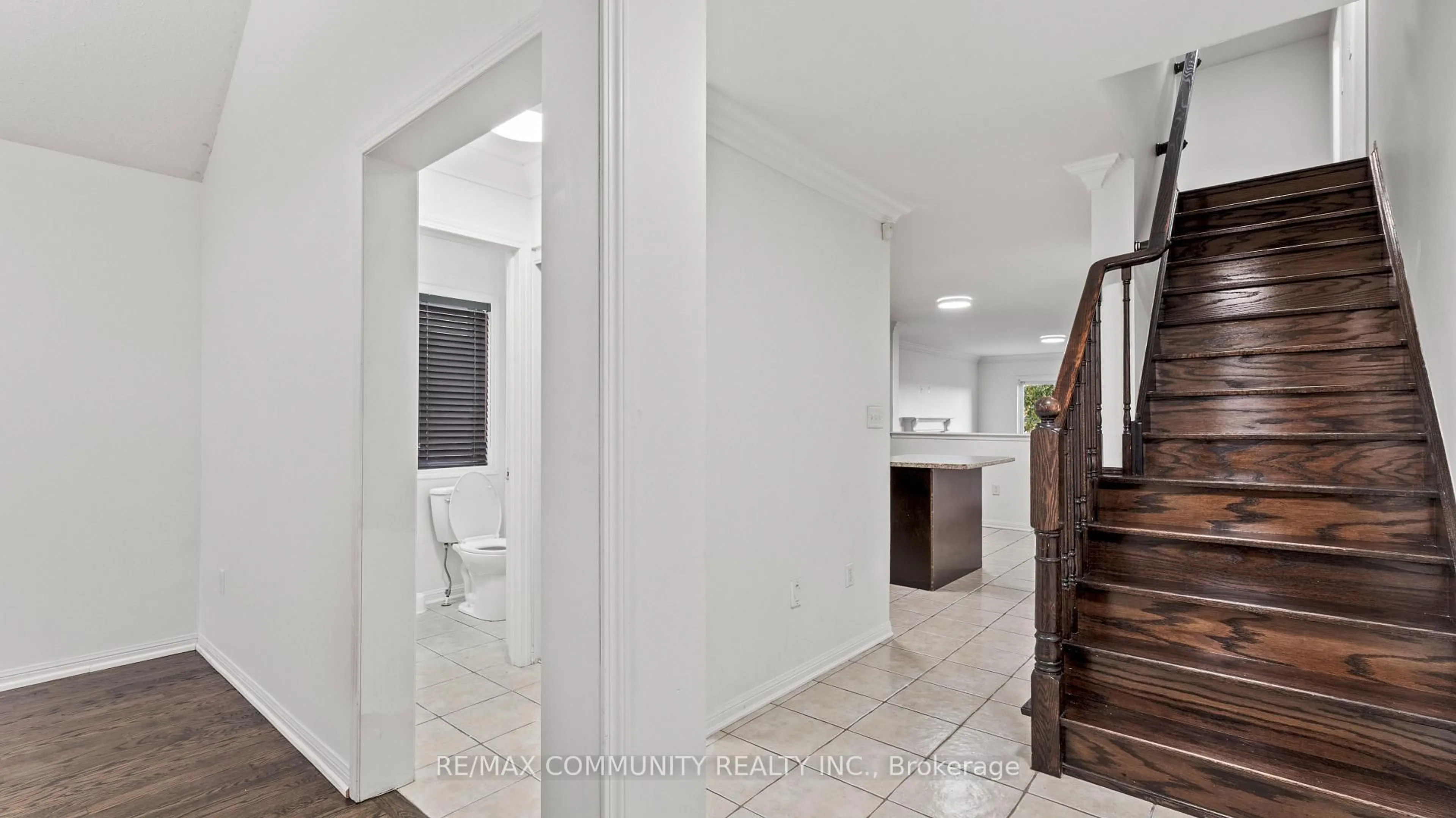 Indoor entryway for 76 John W Taylor Ave, New Tecumseth Ontario L9R 0C9